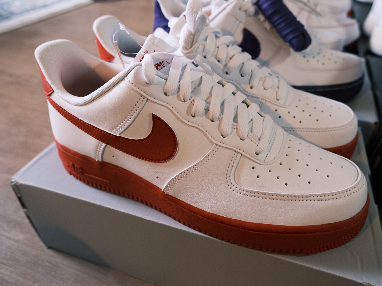 Nike Air Force 1 High Sheed Triple White, Nike Air Force 1 Low Black Metallic Gold Removable Swoosh Pack 착용 스타일 - 3