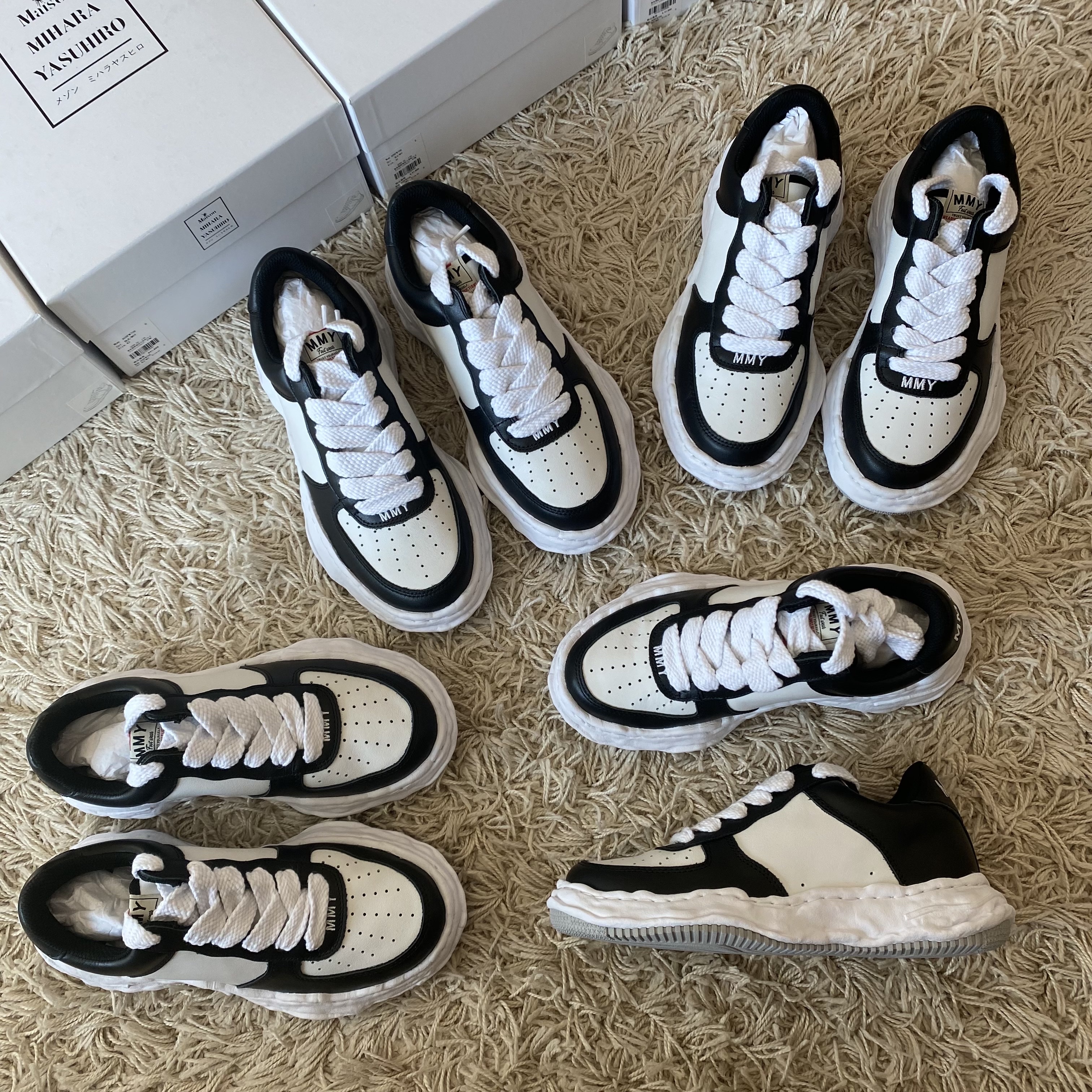 Maison Mihara Yasuhiro Wayne OG Sole Leather Low-top Sneakers Black White 착용 스타일
