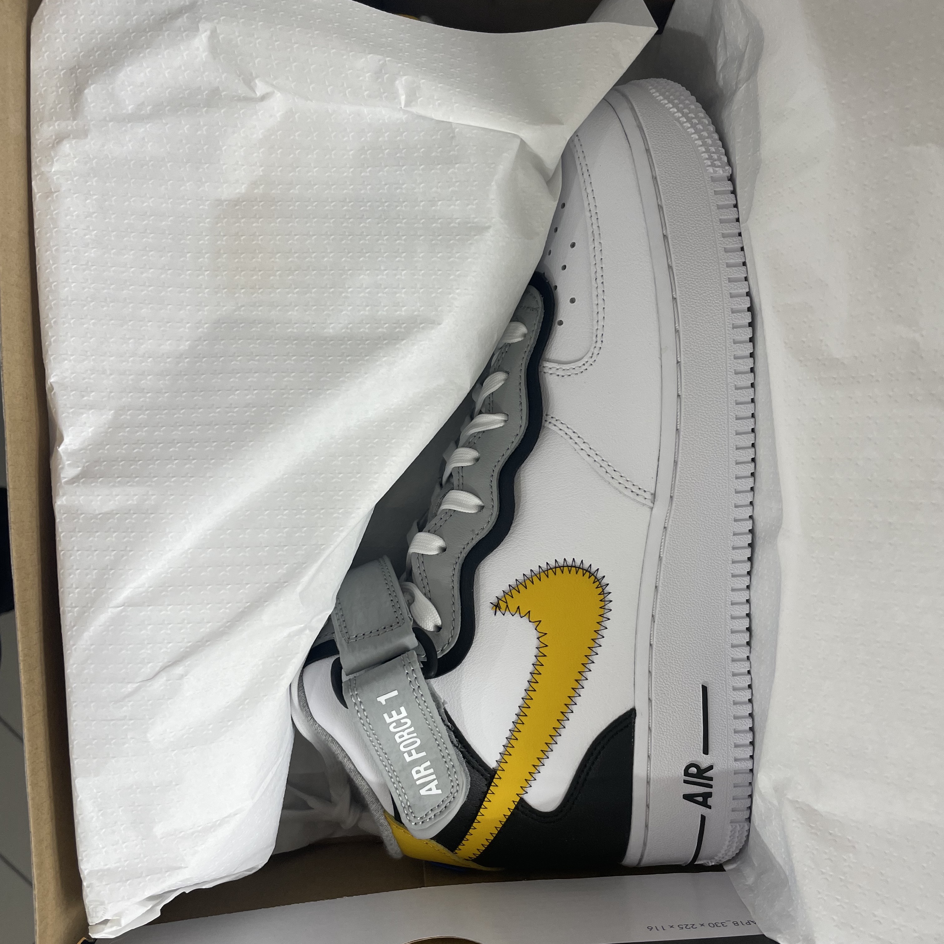 Nike Air Force 1 Mid '07 LV8 Athletic Club White Dark Sulfur 착용 스타일 - 3