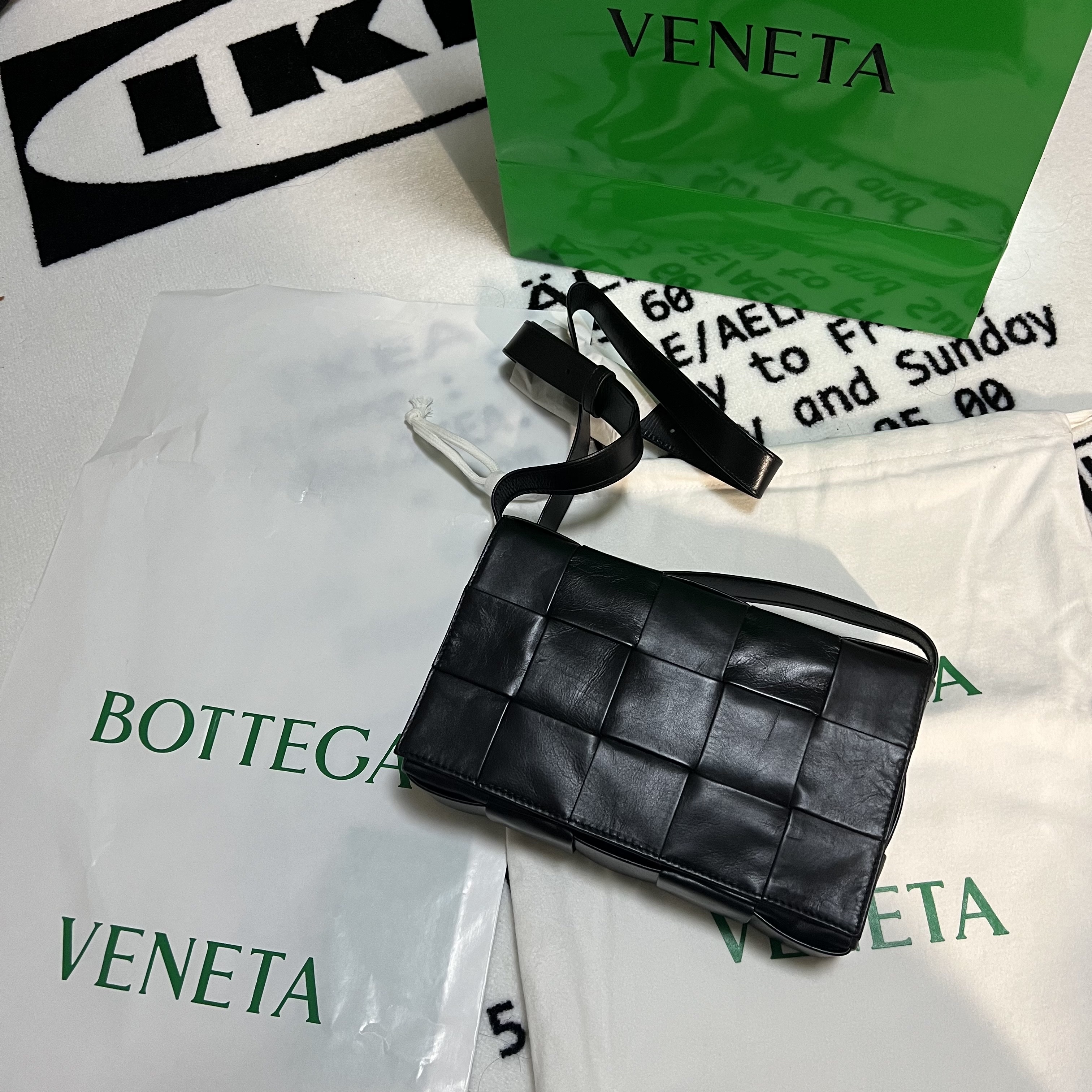 Bottega Veneta Leather Cassette Black 착용 스타일 - 2