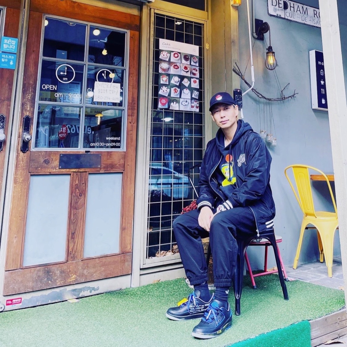 Jordan 2 x Off-White Retro Low SP Black and Varsity Royal 착용 스타일