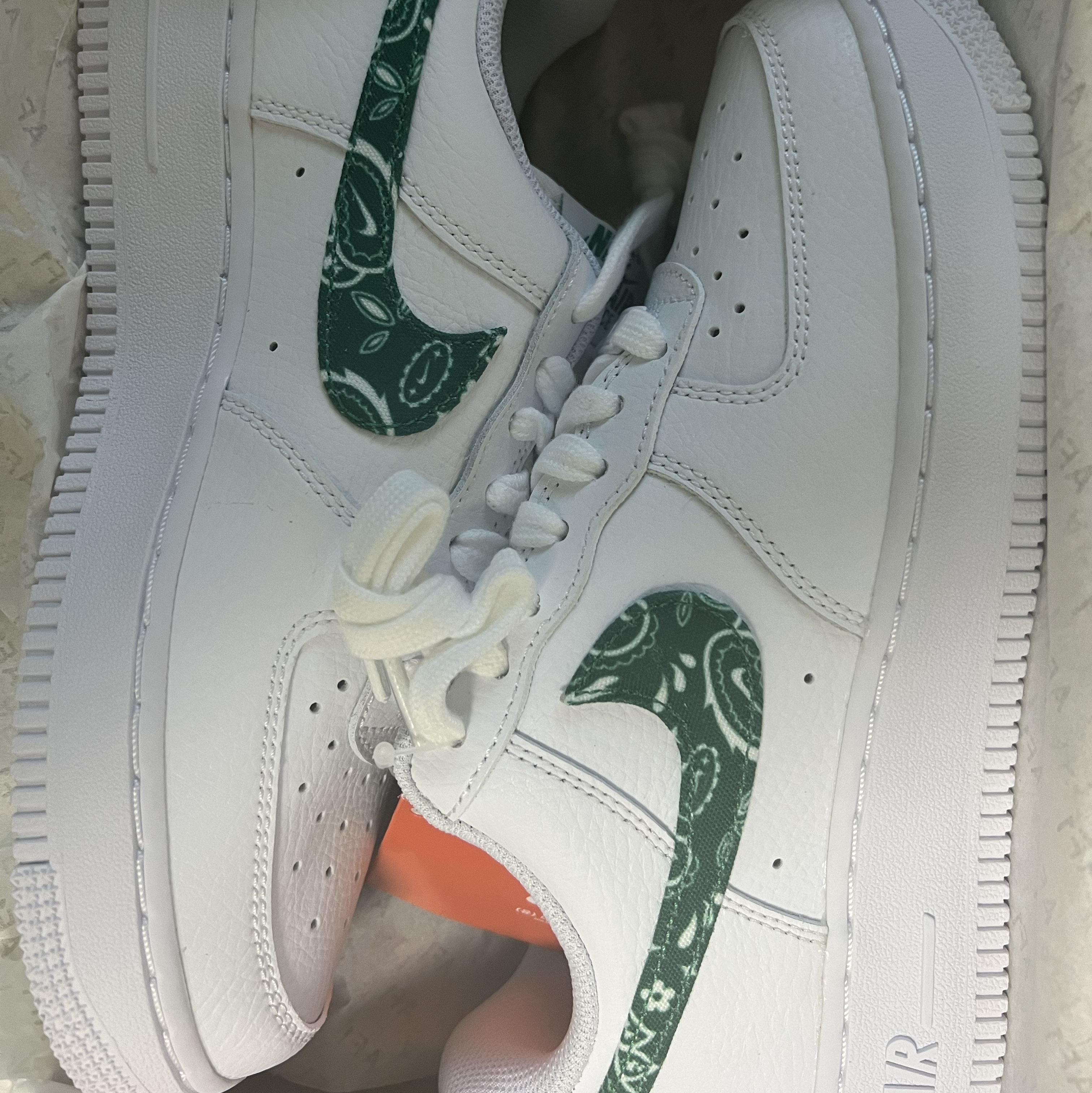 (W) Nike Air Force 1 '07 Essential Paisley Swoosh White Malachite 착용 스타일 - 3