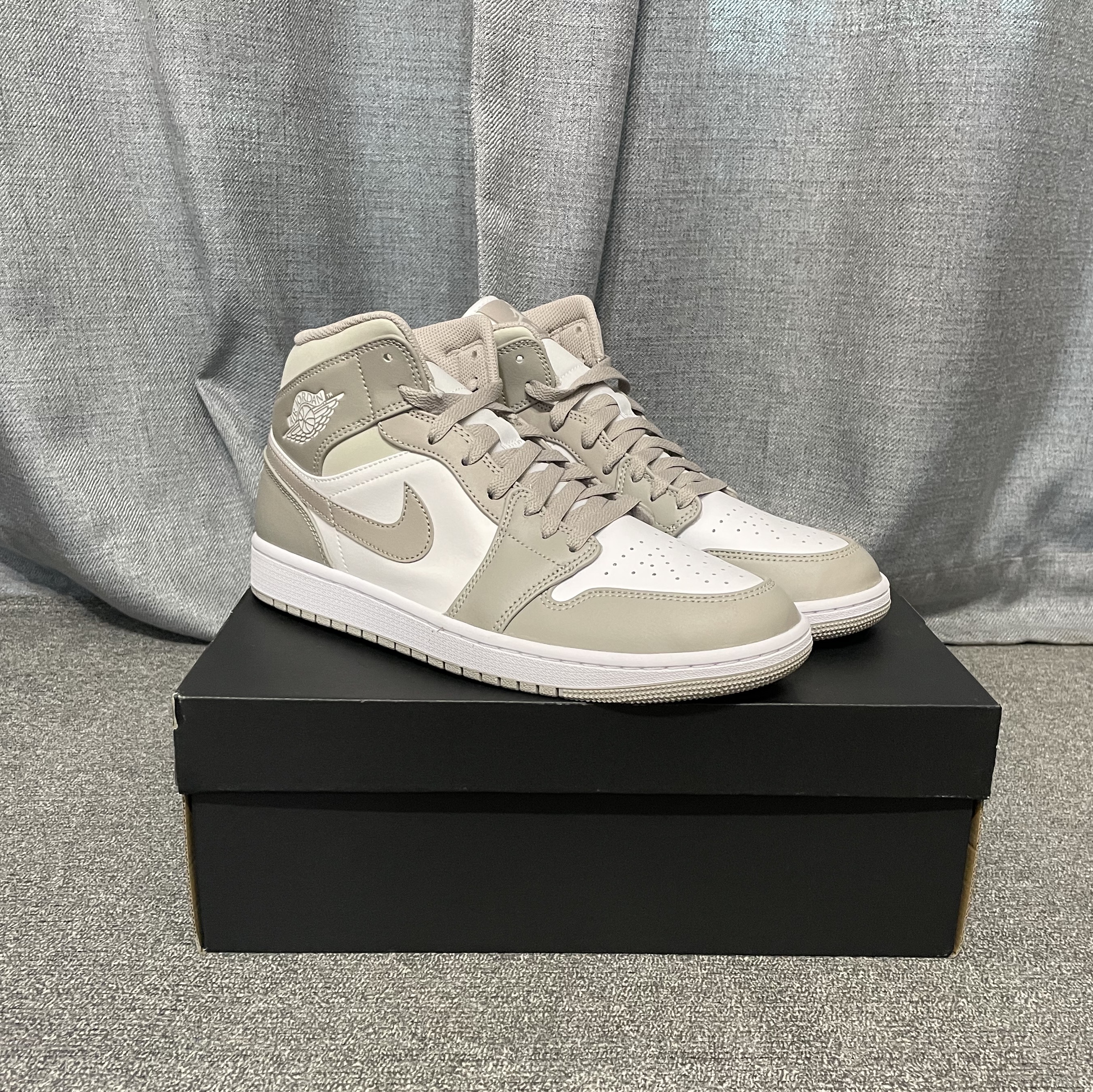 Jordan 1 Mid College Grey, Jordan 1 Mid Light Smoke Grey Anthracite 착용 스타일 - 2