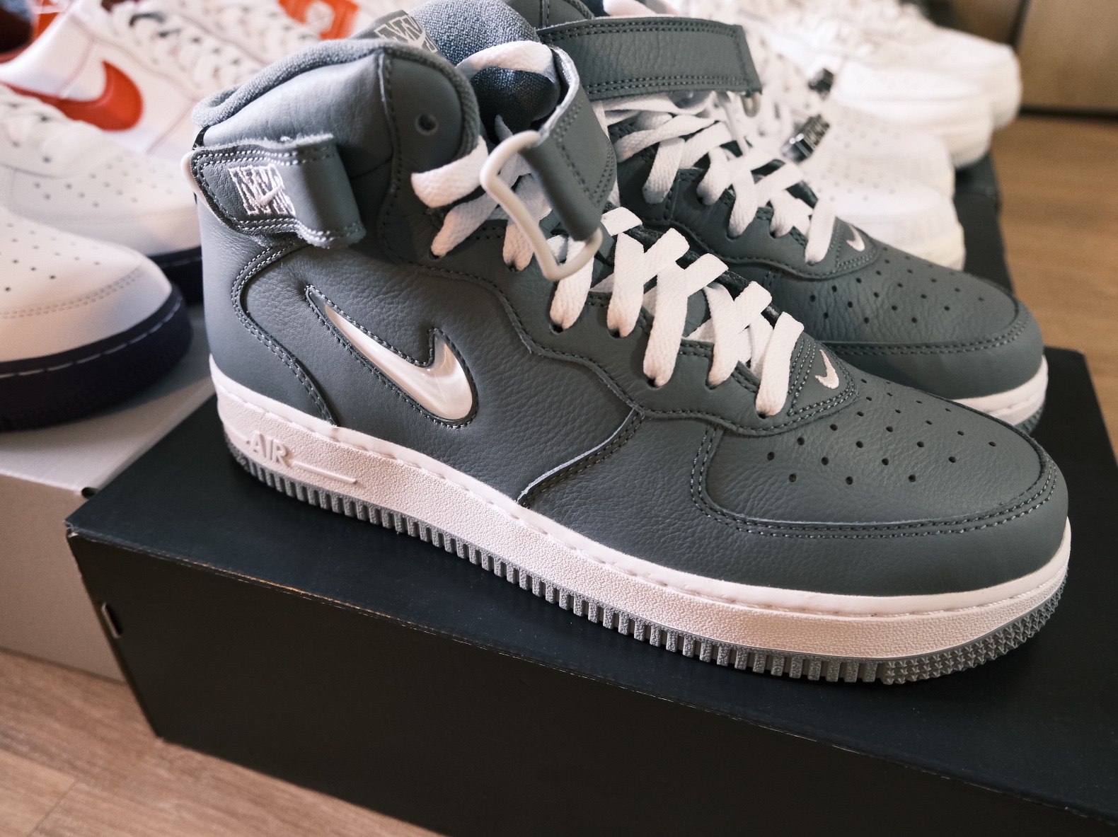 Nike Air Force 1 High Sheed Triple White, Nike Air Force 1 Low Black Metallic Gold Removable Swoosh Pack 착용 스타일 - 4
