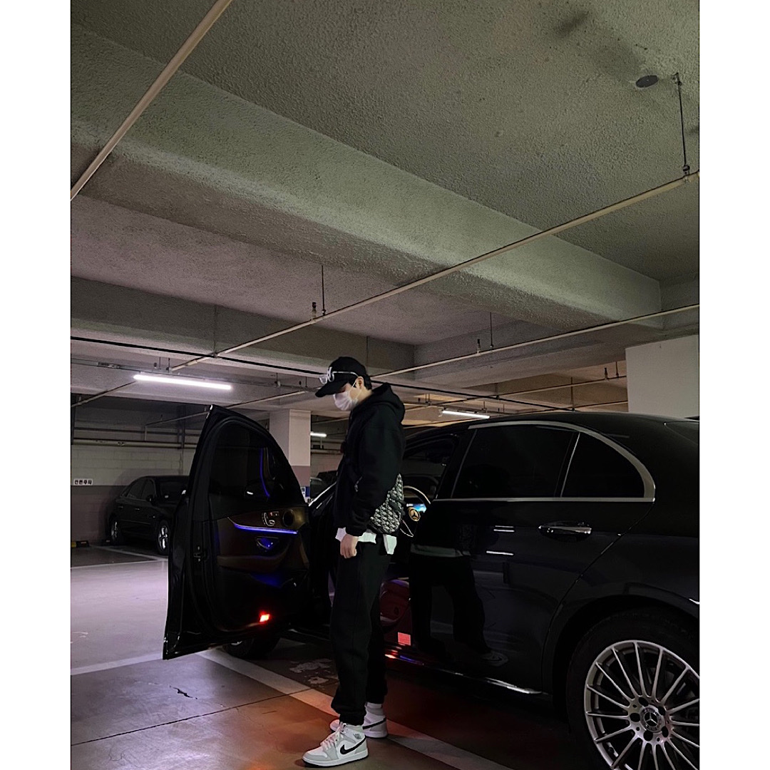 (W) Jordan 1 Mid Grey Fog, Dior x Sacai Saddle Bag Black 착용 스타일