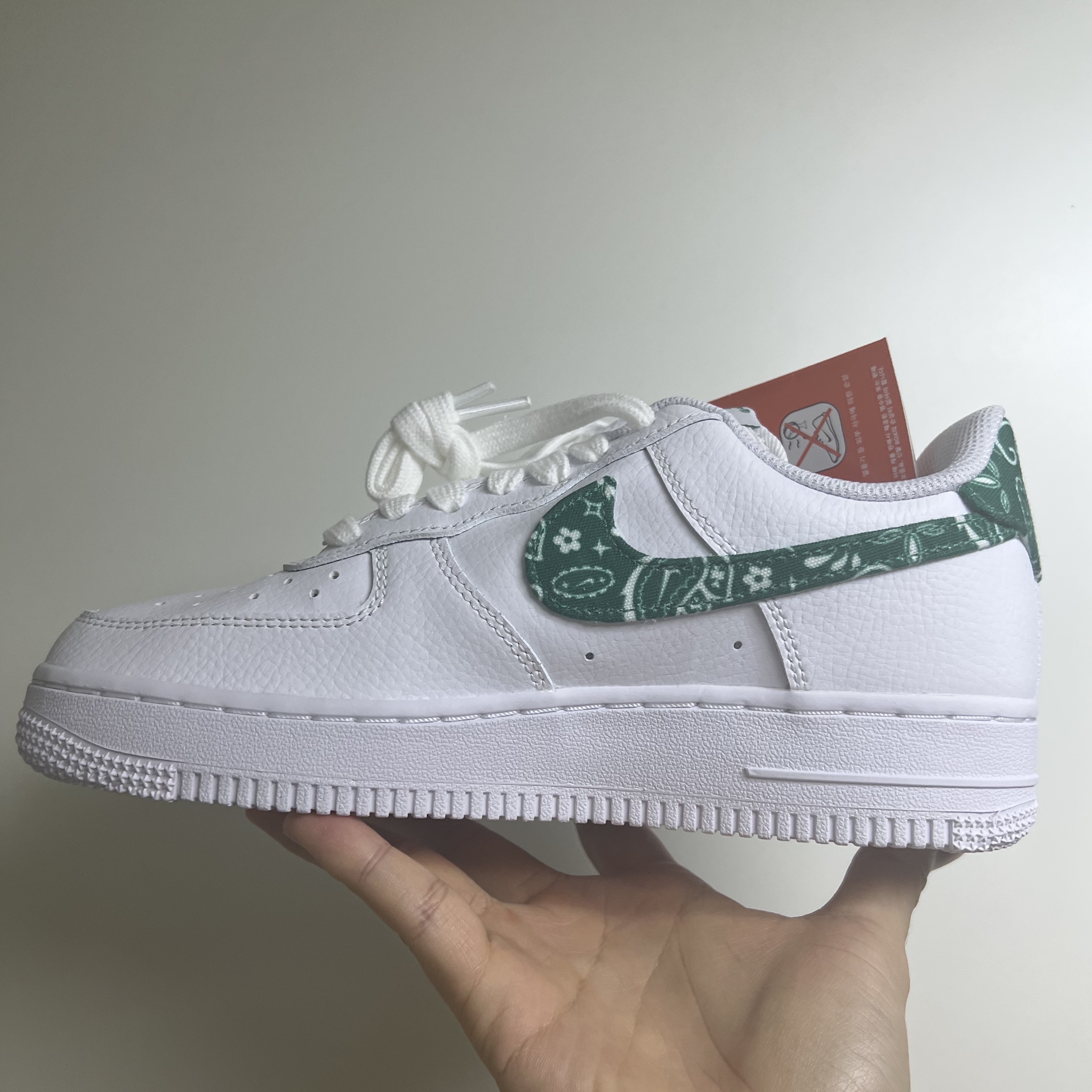 (W) Nike Air Force 1 '07 Essential Paisley Swoosh White Malachite 착용 스타일 - 2