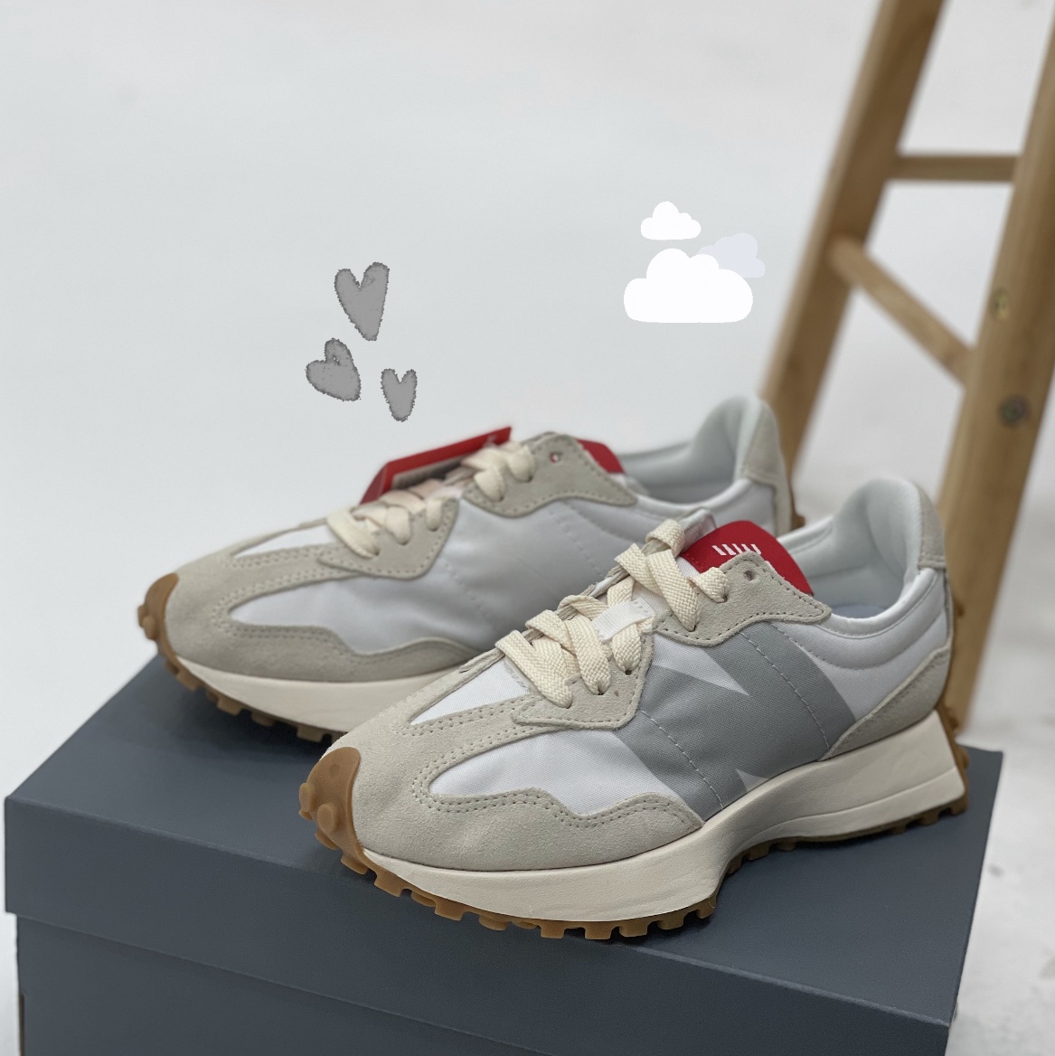 New Balance 327 White Silver Gum 착용 스타일