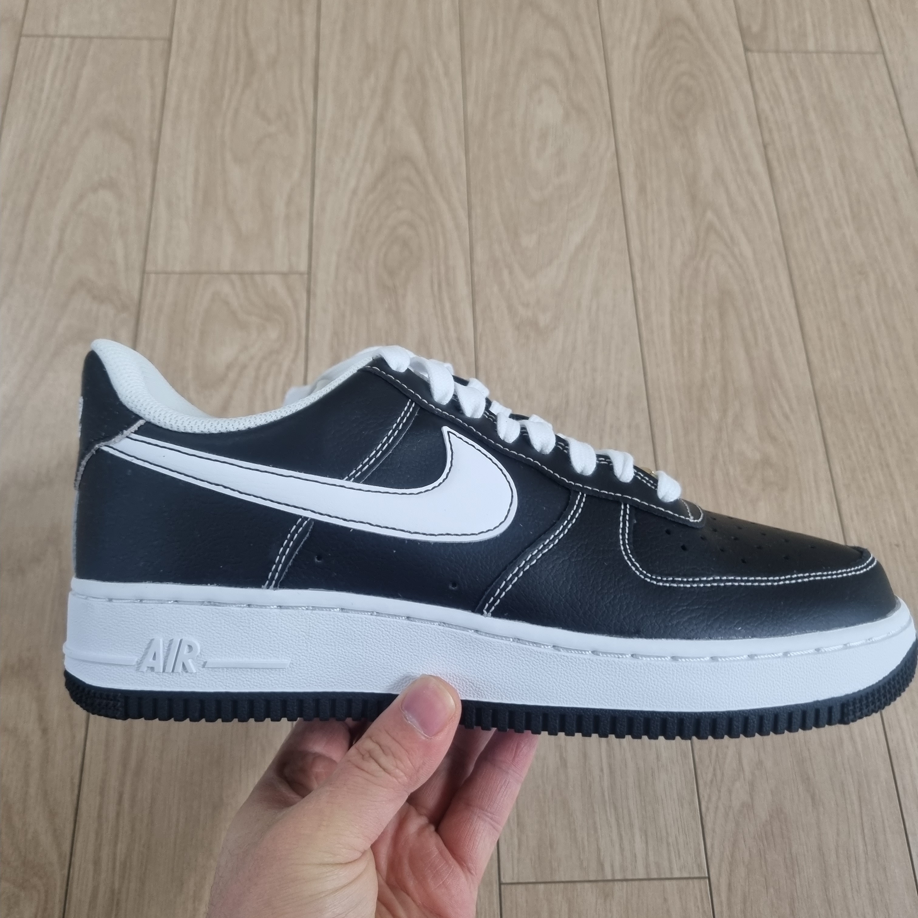 Nike Air Force 1 '07 First Use Black White 착용 스타일 - 2