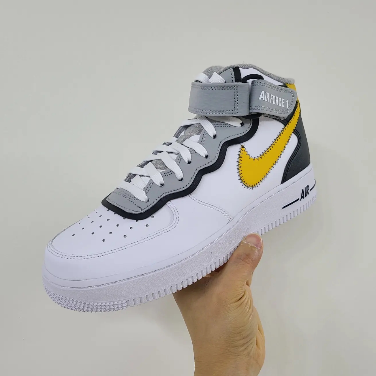 Nike Air Force 1 Mid '07 LV8 Athletic Club White Dark Sulfur 착용 스타일 - 1