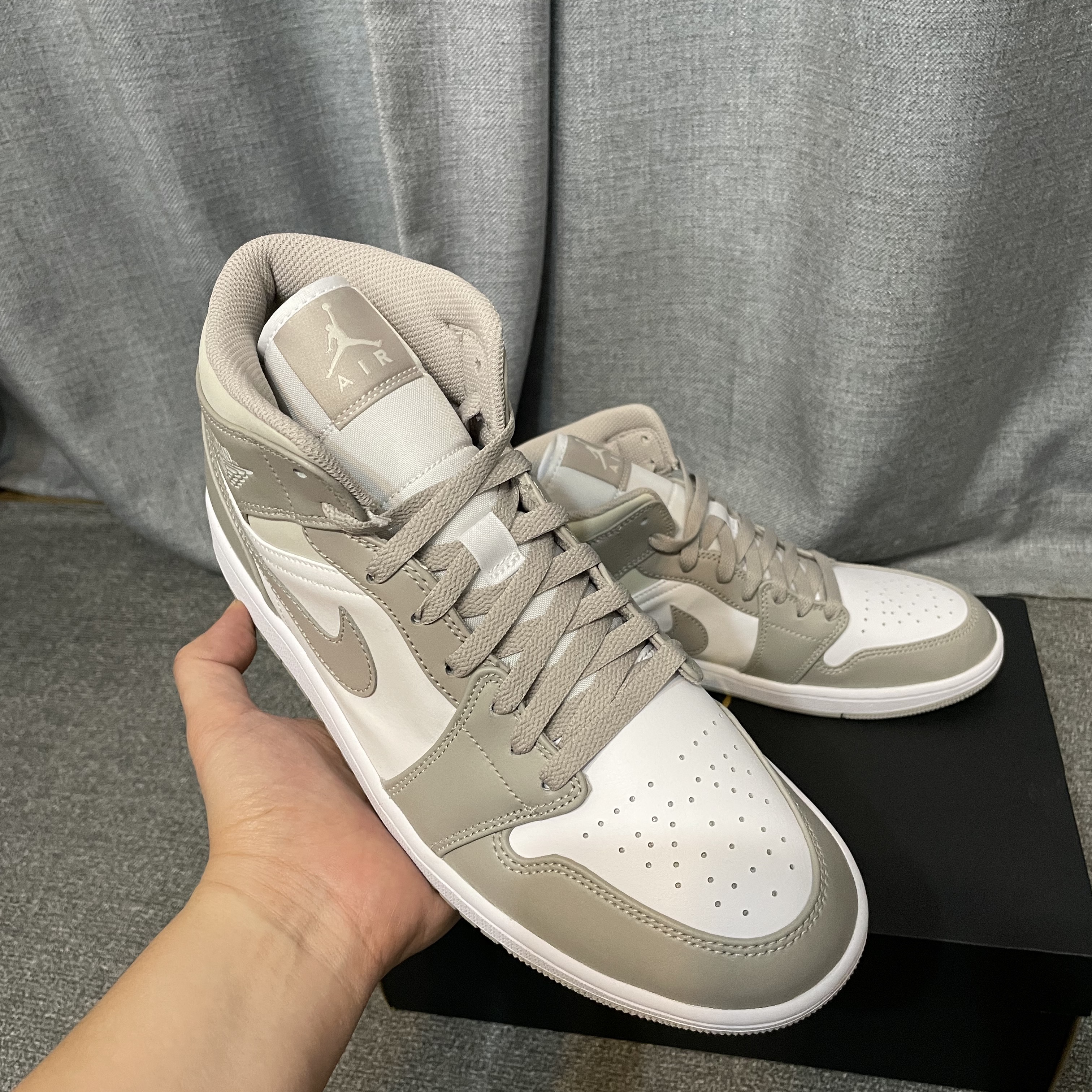 Jordan 1 Mid College Grey, Jordan 1 Mid Light Smoke Grey Anthracite 착용 스타일 - 5