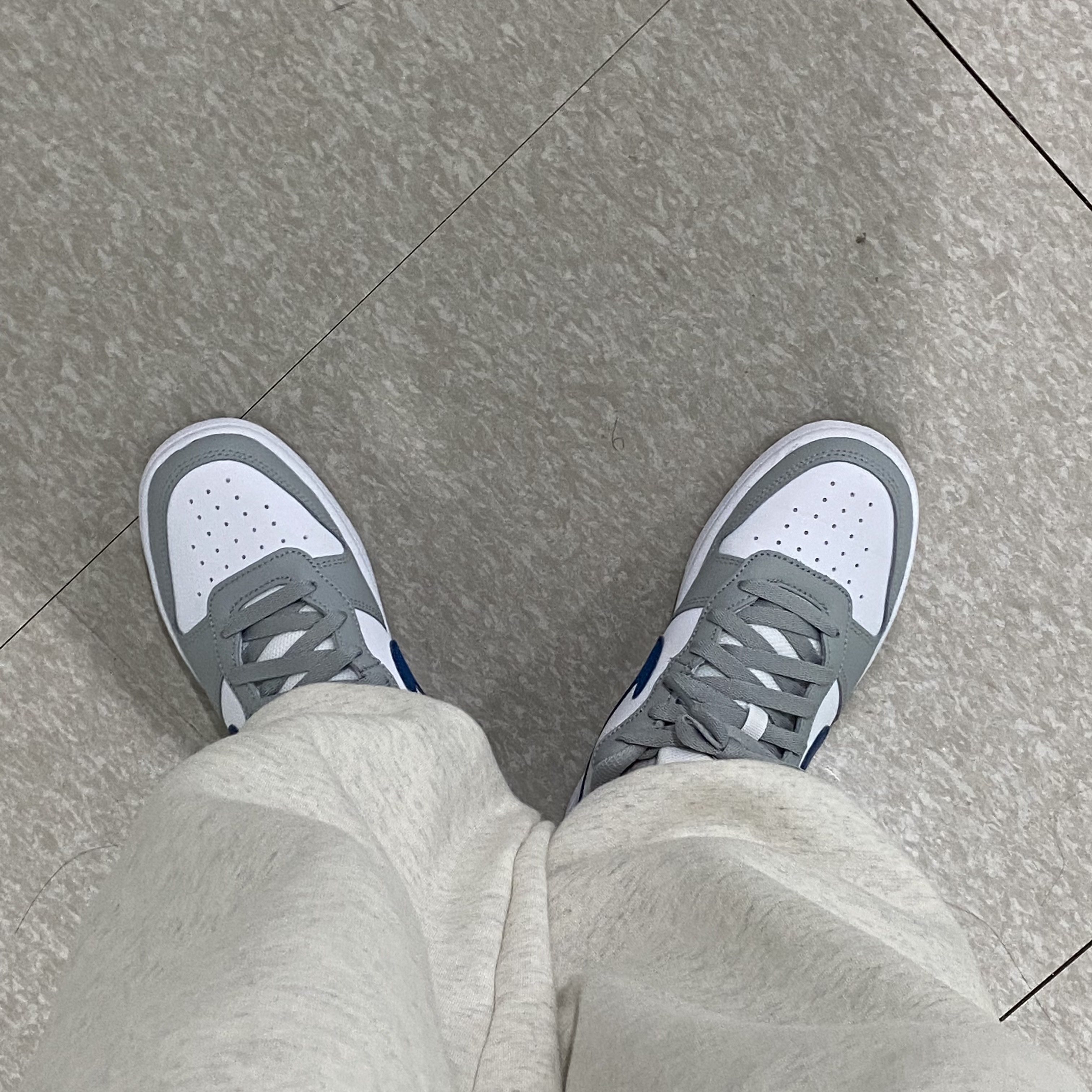 (GS) Nike Court Borough Low 2 Light Smoke Grey 착용 스타일 - 2