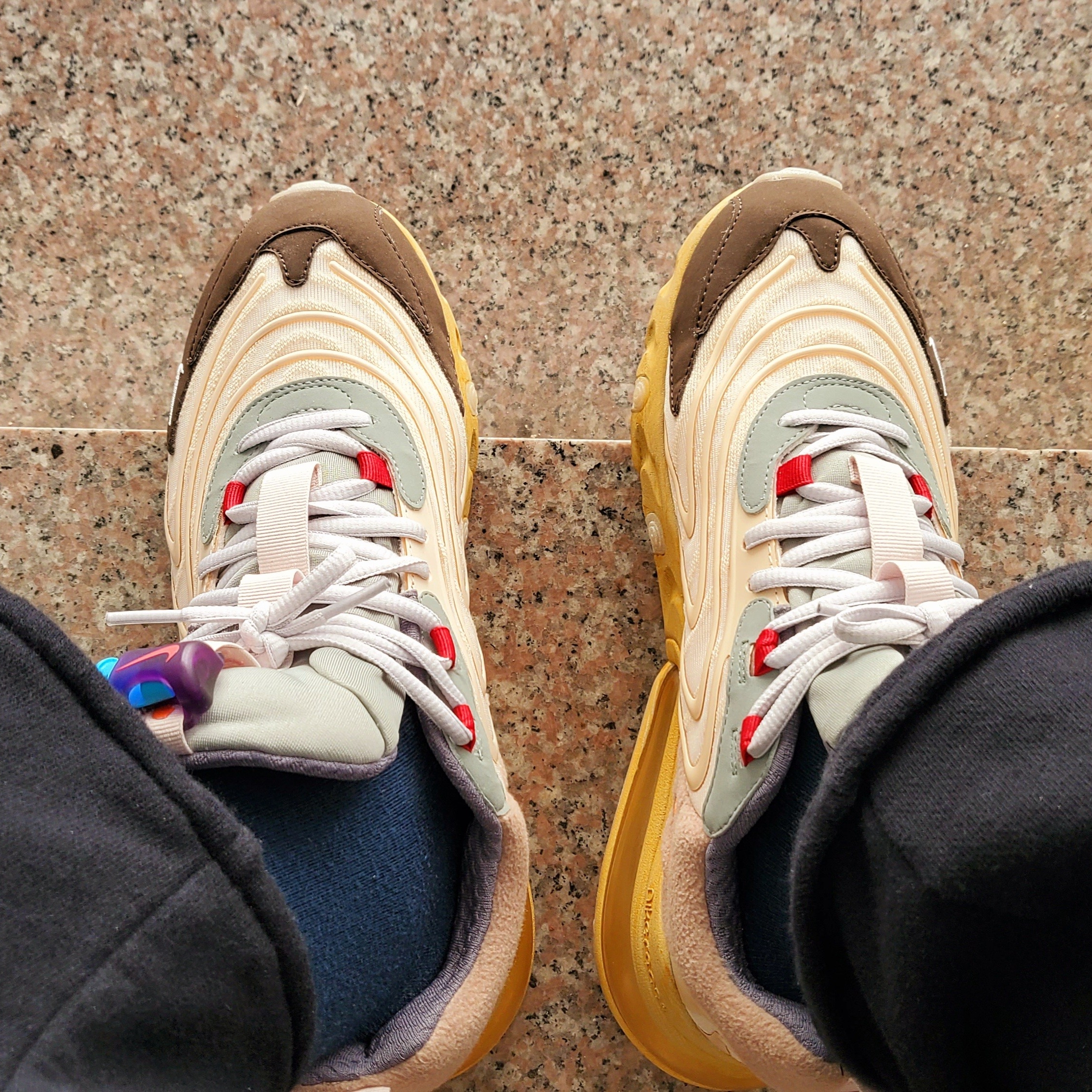 Nike x Travis Scott Air Max 270 React Cactus Trails 착용 스타일 - 1