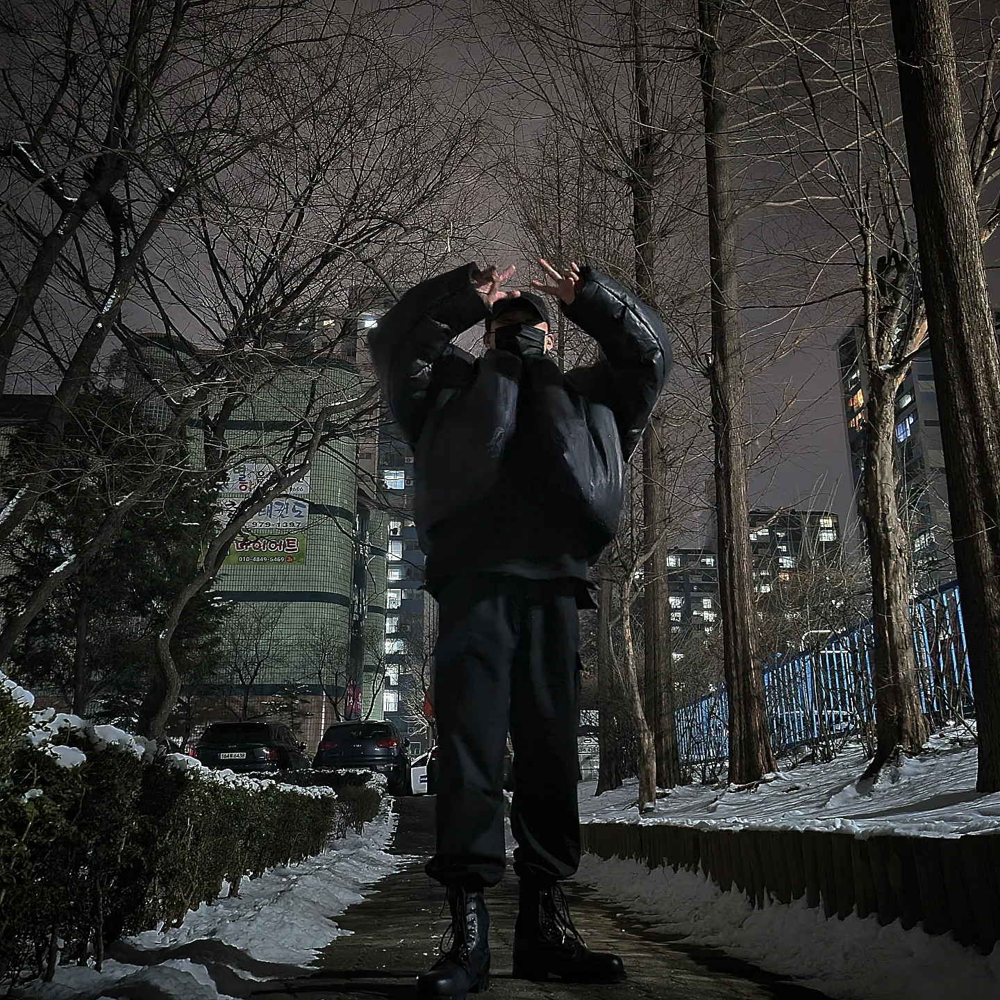 Yeezy Gap Round Jacket Black 착용 스타일 - 3