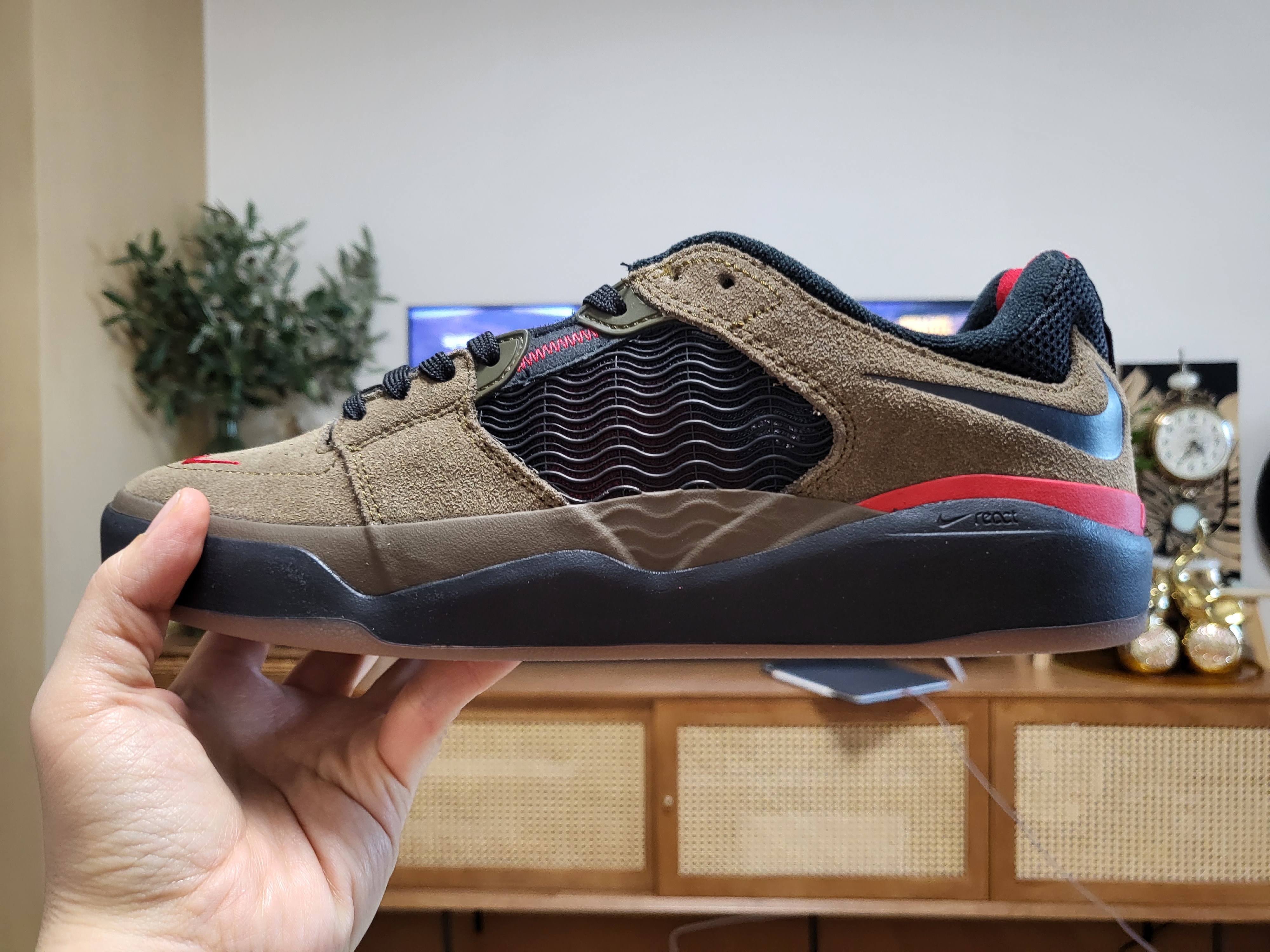 Nike SB Ishod Wair Light Olive 착용 스타일 - 1
