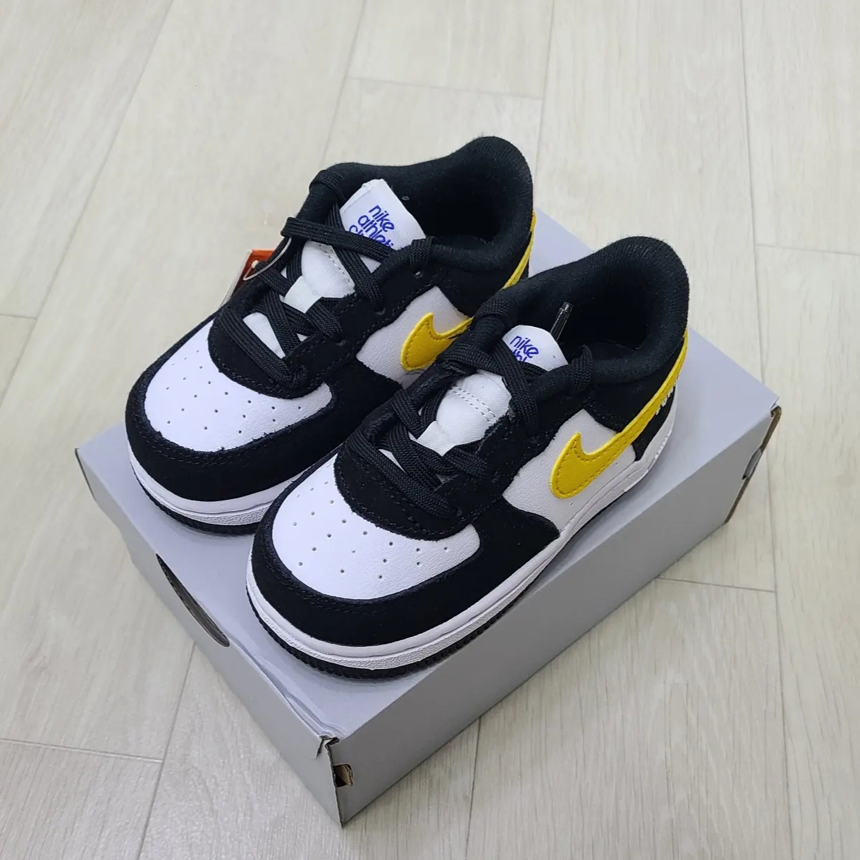 (TD) Nike Force 1 LV8 Athletic Club Black Dark Sulfur 착용 스타일 - 2