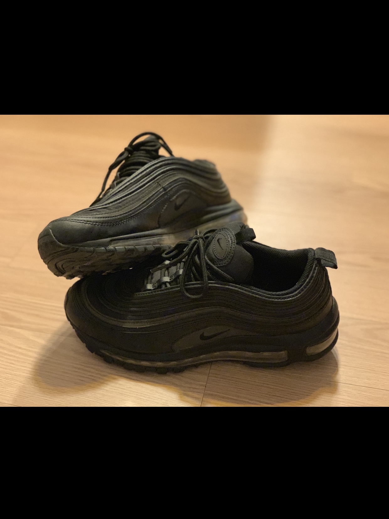 Nike Air Max 97 Black Reflective Gold 착용 스타일 - 2