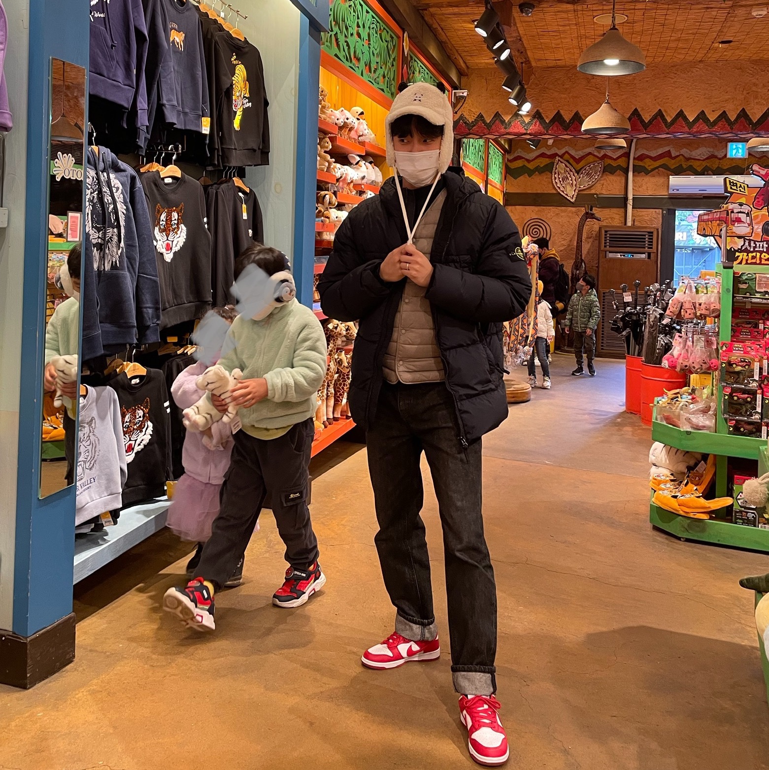 Nike Dunk Low SP University Red 2020, Stone Island 40123 Garment Dyed Crinkle Reps Down Jacket Black - 21FW 착용 스타일