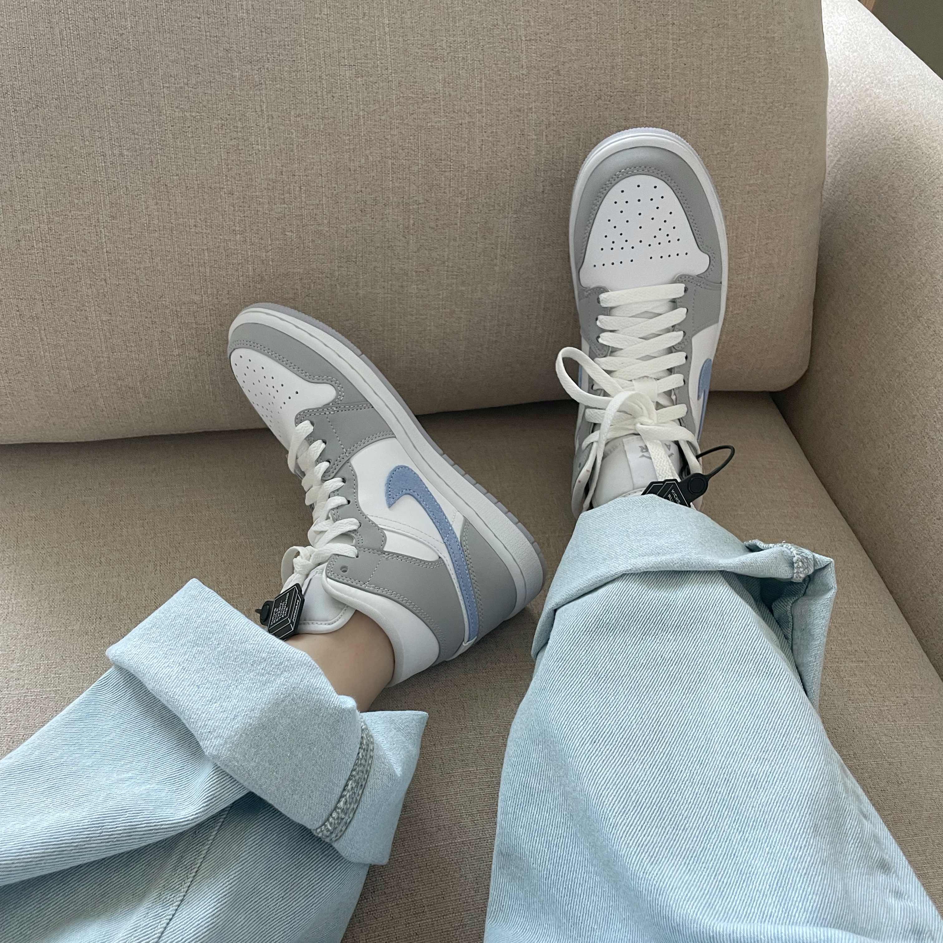 (W) Jordan 1 Mid Wolf Grey 착용 스타일 - 1