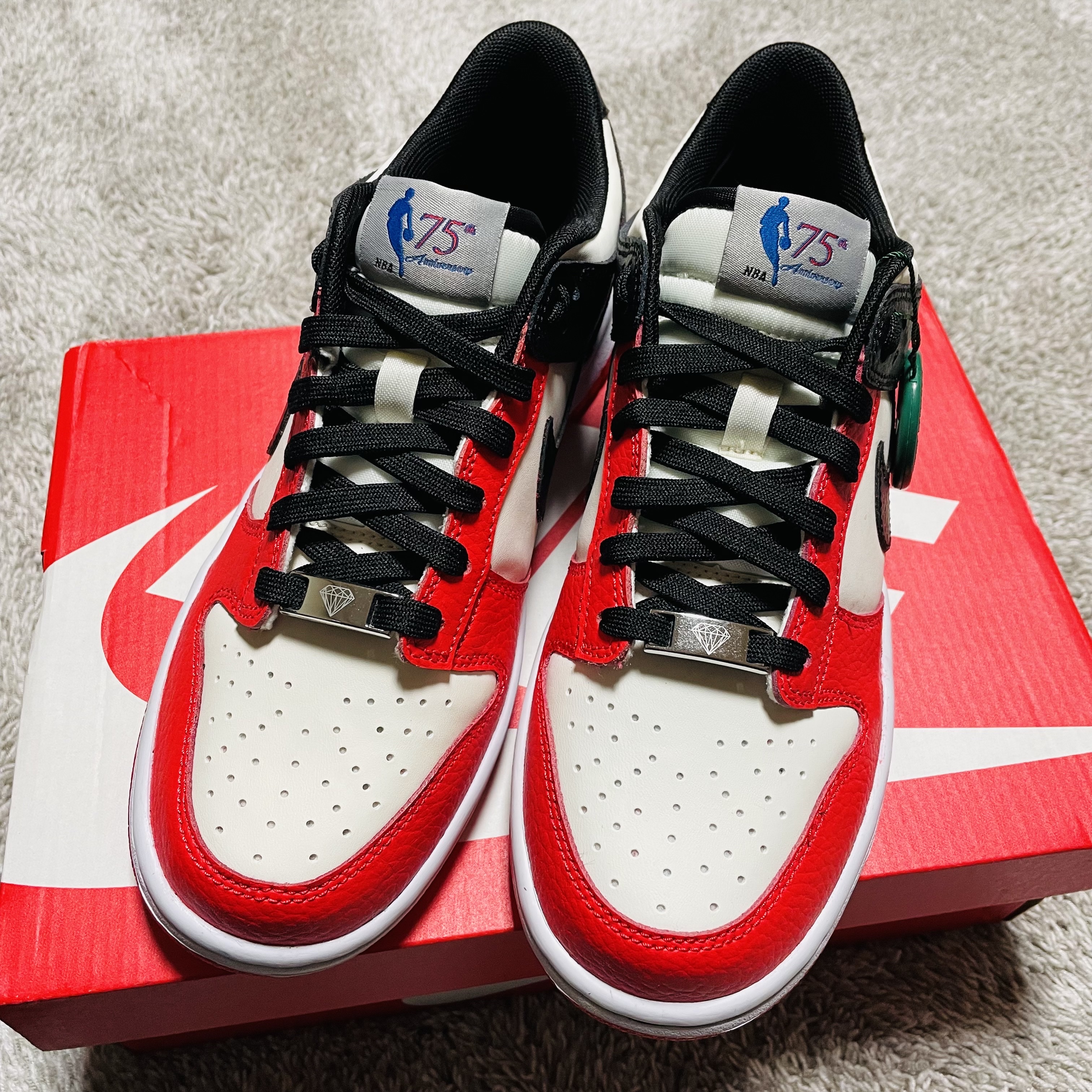 (GS) Nike x NBA Dunk Low Black and Chile Red 착용 스타일 - 1