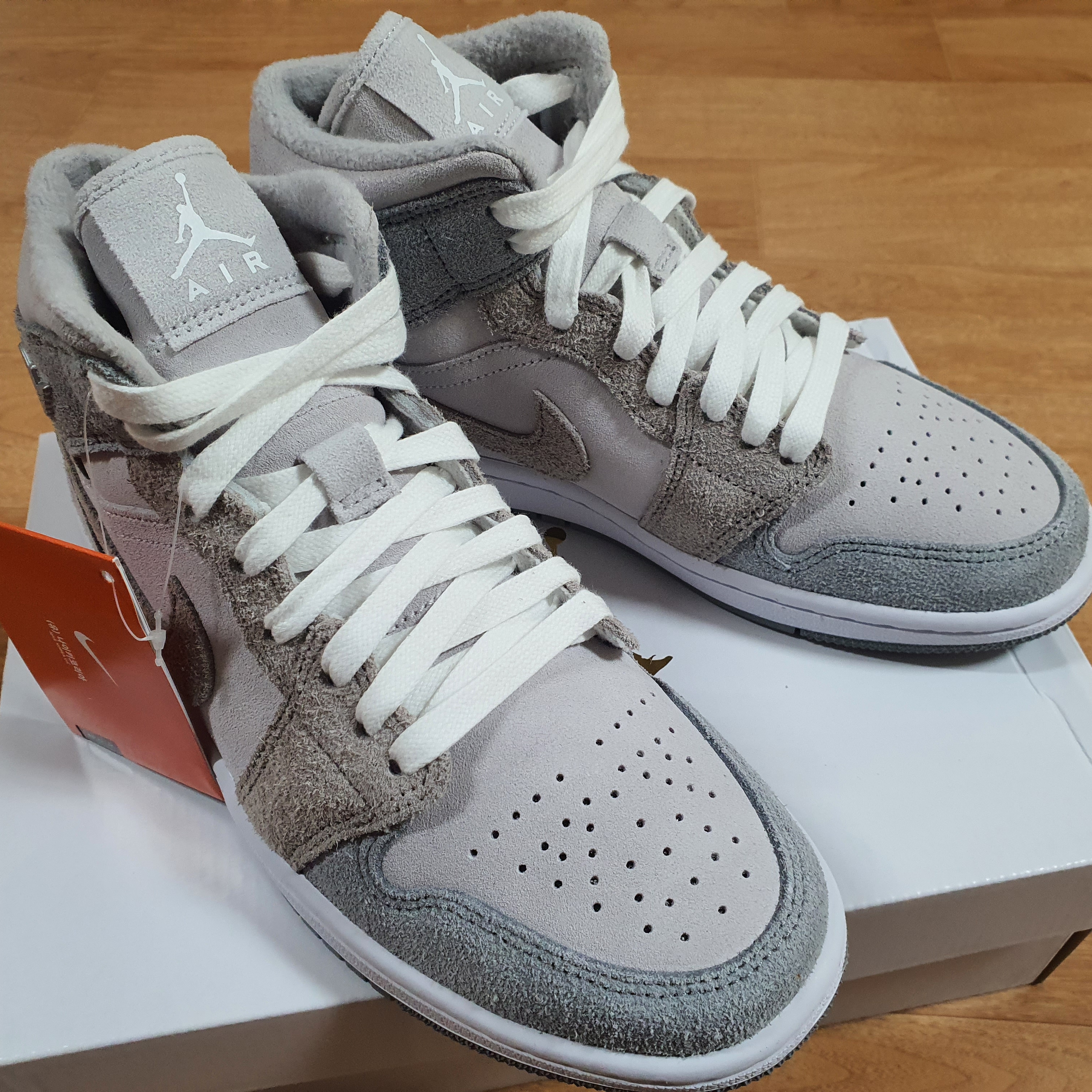 (W) Jordan 1 Mid SE Particle Grey 착용 스타일 - 1