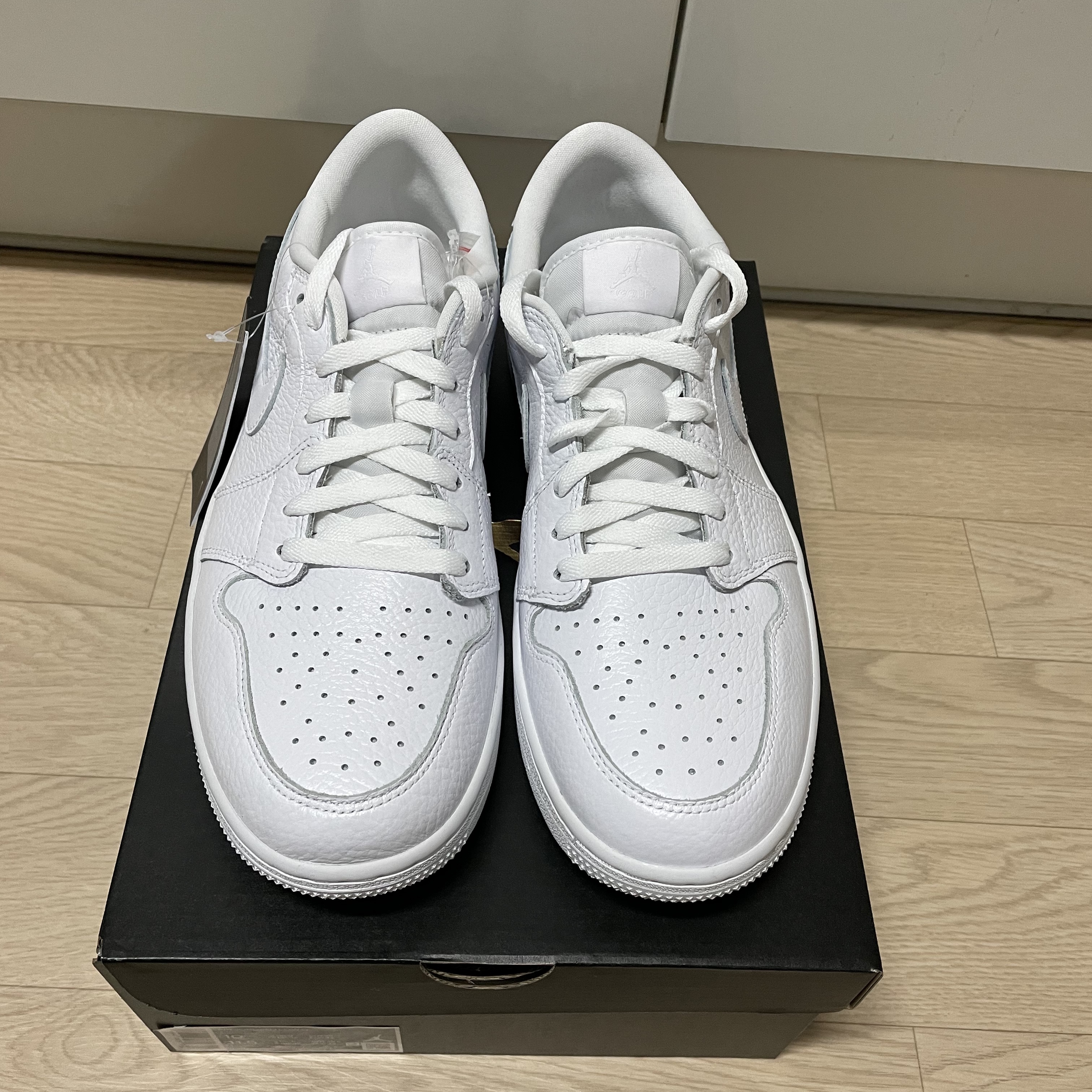 Jordan 1 Low Golf Triple White 착용 스타일 - 3