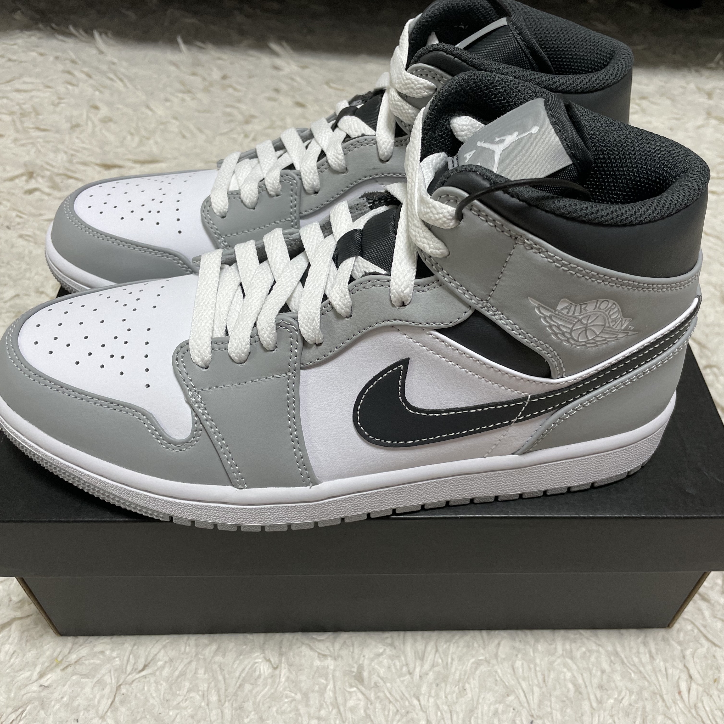Jordan 1 Mid Light Smoke Grey Anthracite 착용 스타일 - 3