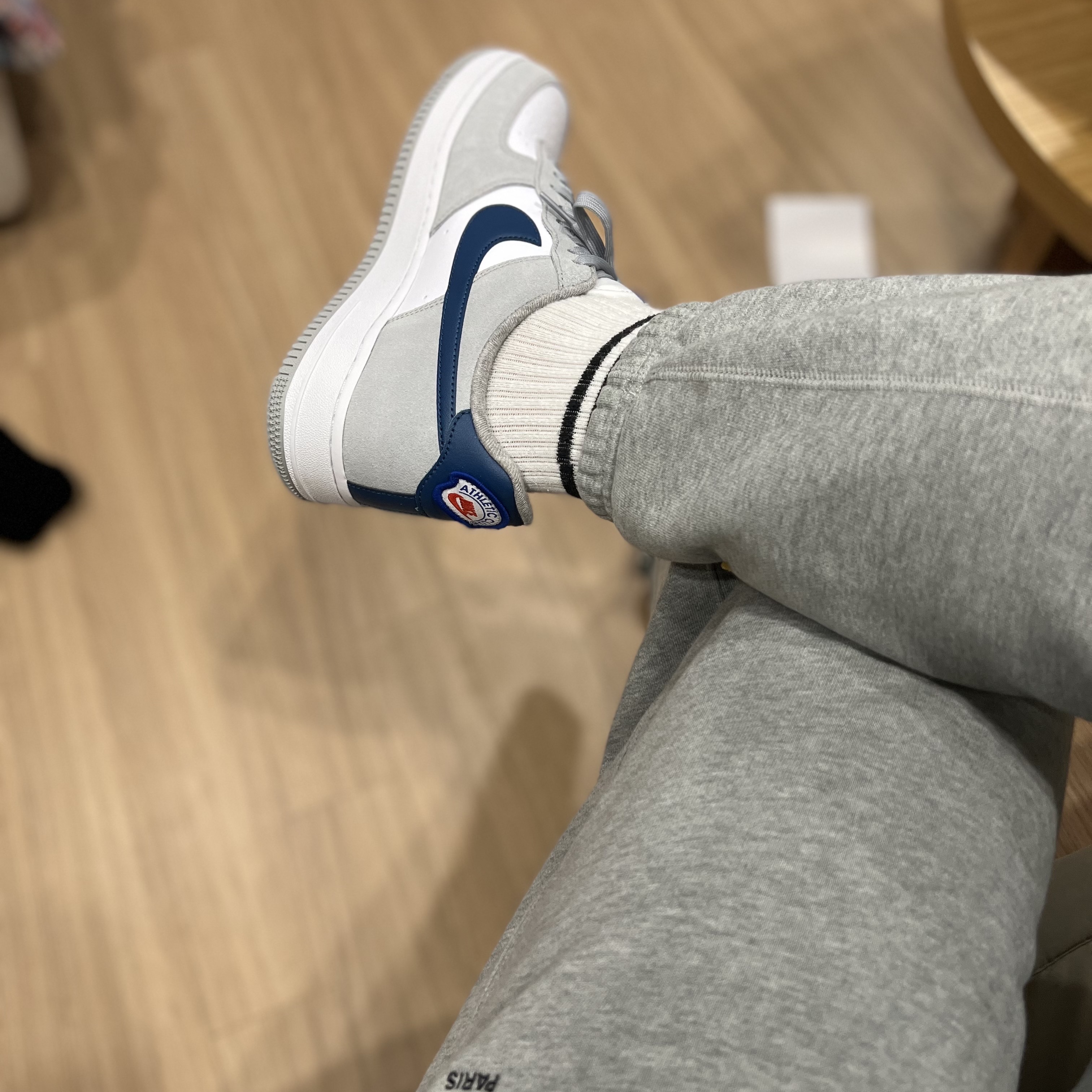 Nike Air Force 1 '07 LV8 Athletic Club Light Smoke Grey Marina 착용 스타일