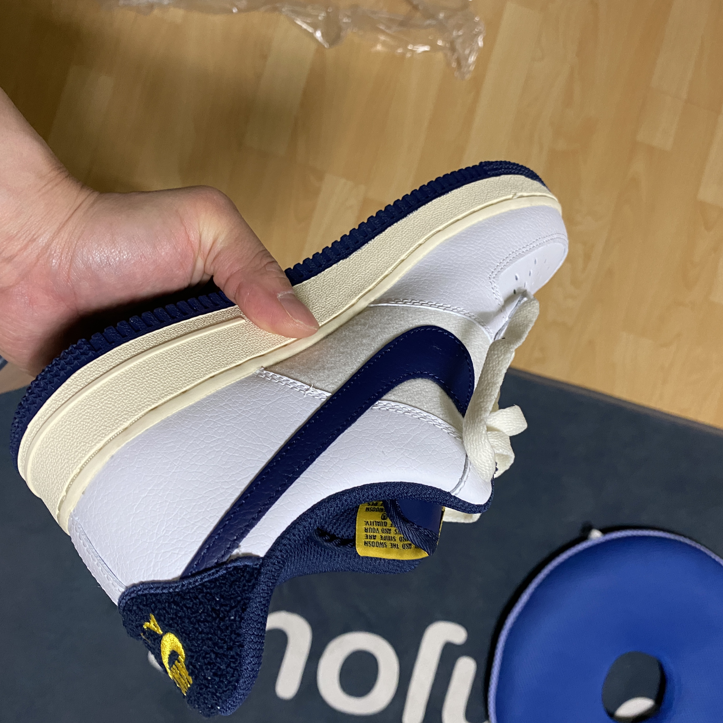 Nike Air Force 1 '07 LV8 Varsity White Midnight Navy 착용 스타일 - 2