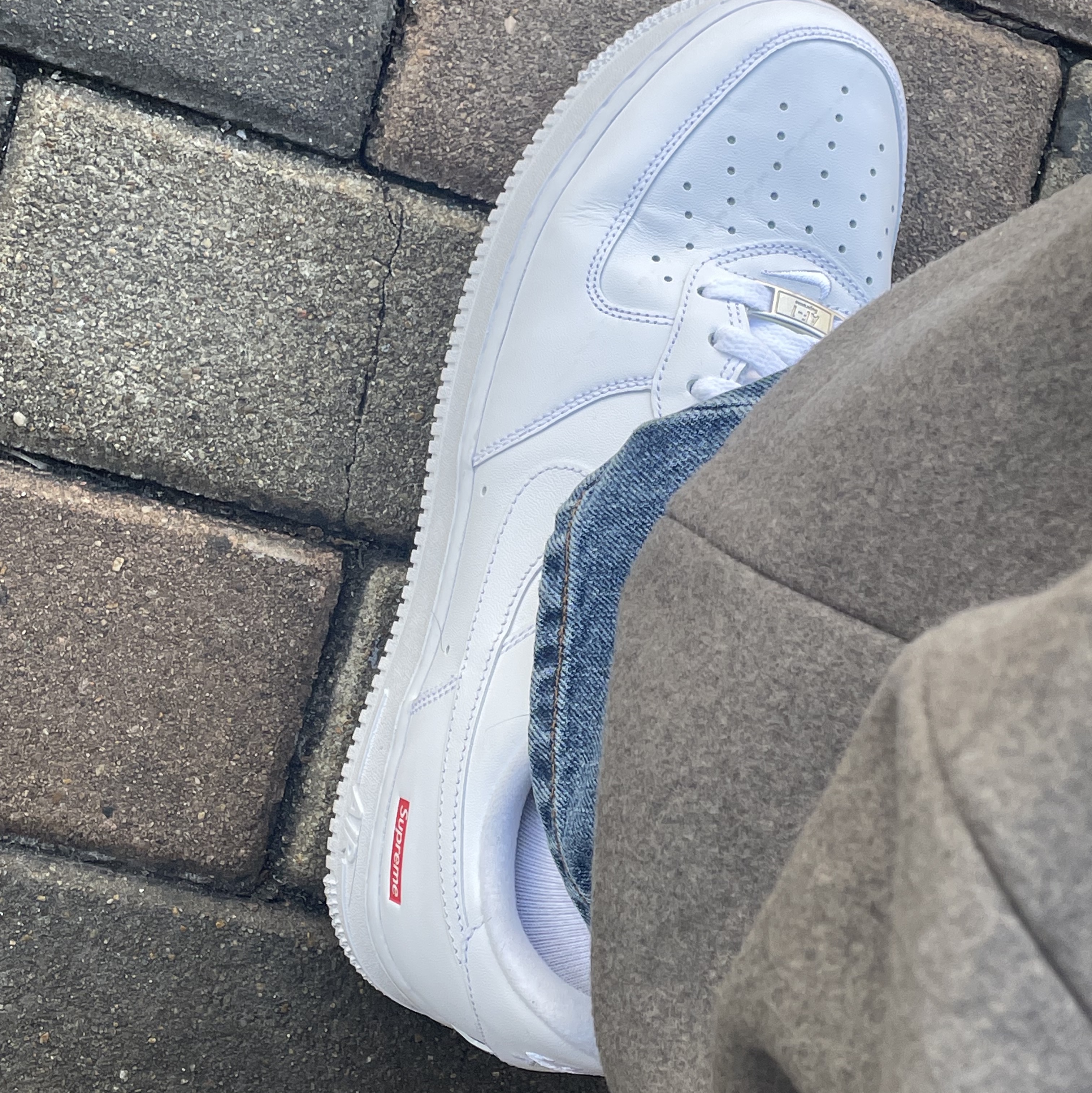 Nike x Supreme Air Force 1 Low White 착용 스타일