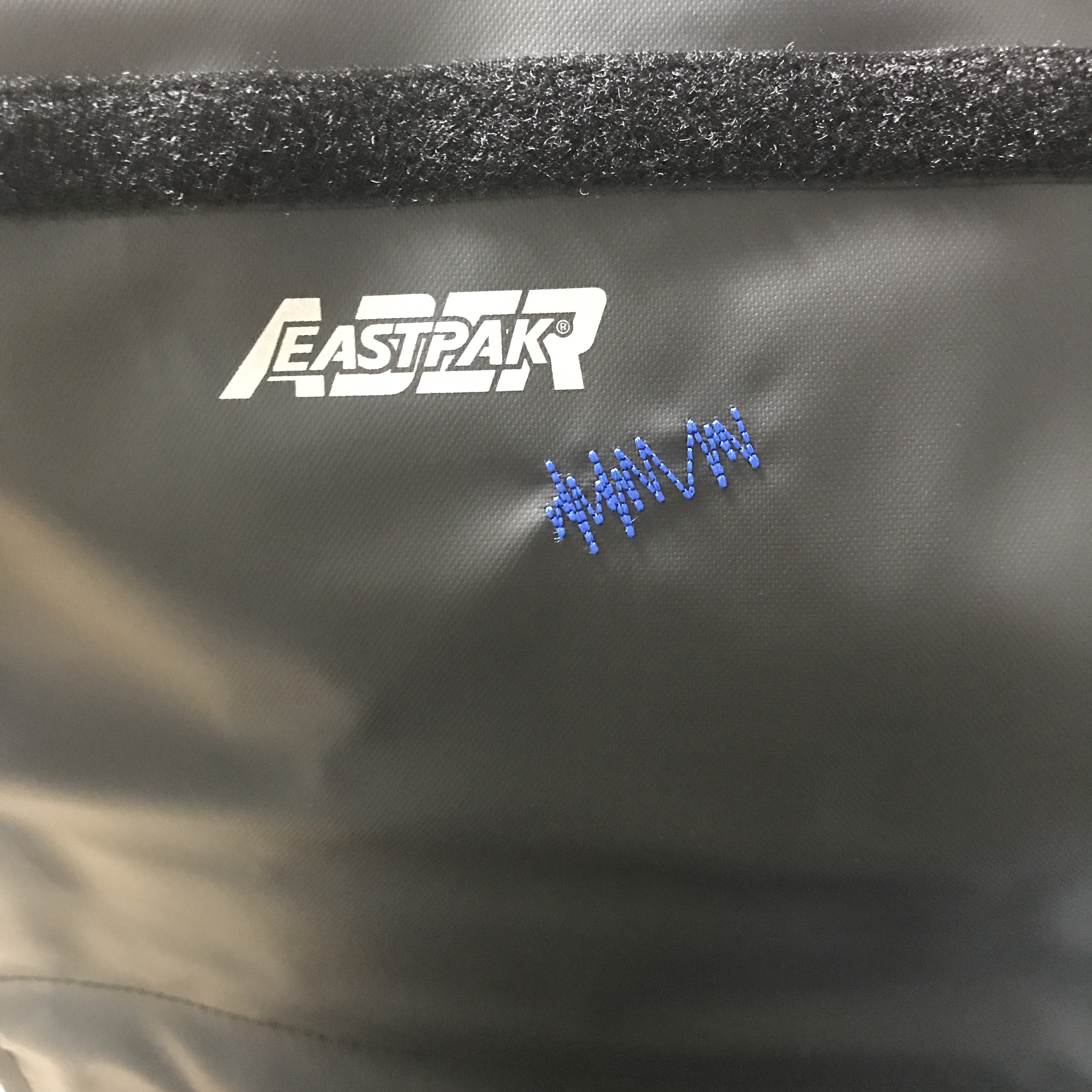 Ader Error x Eastpak Shoulder Bag Black 착용 스타일 - 5