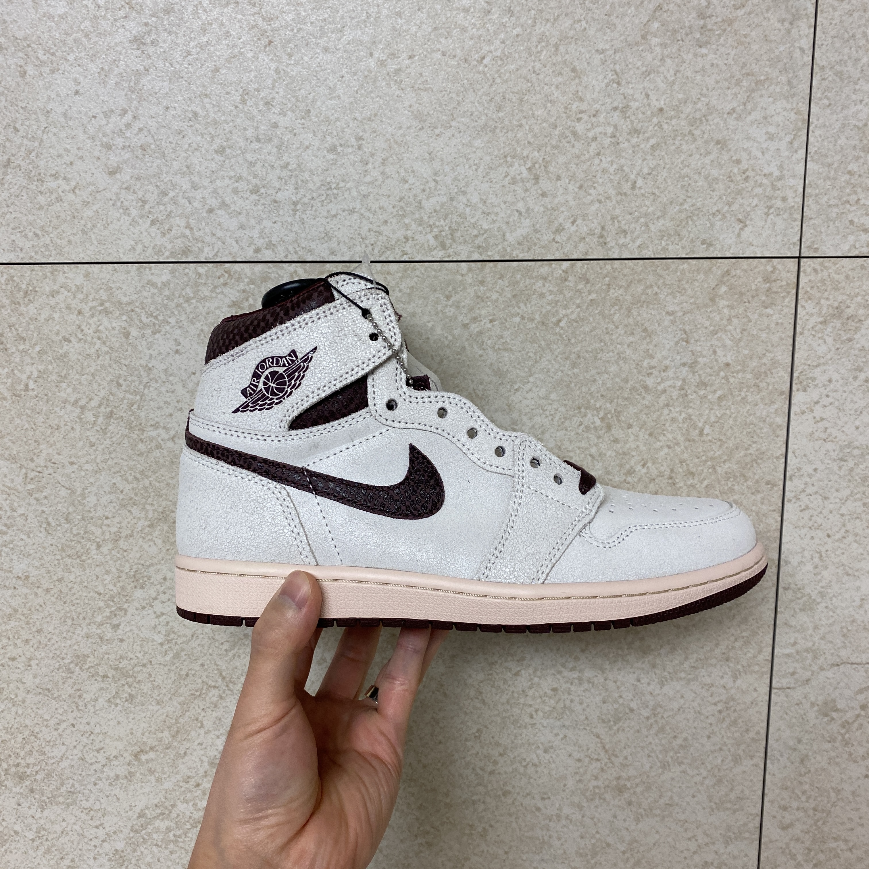 Jordan 1 x A Ma Maniere Retro High OG SP Sail and Burgundy 착용 스타일 - 1