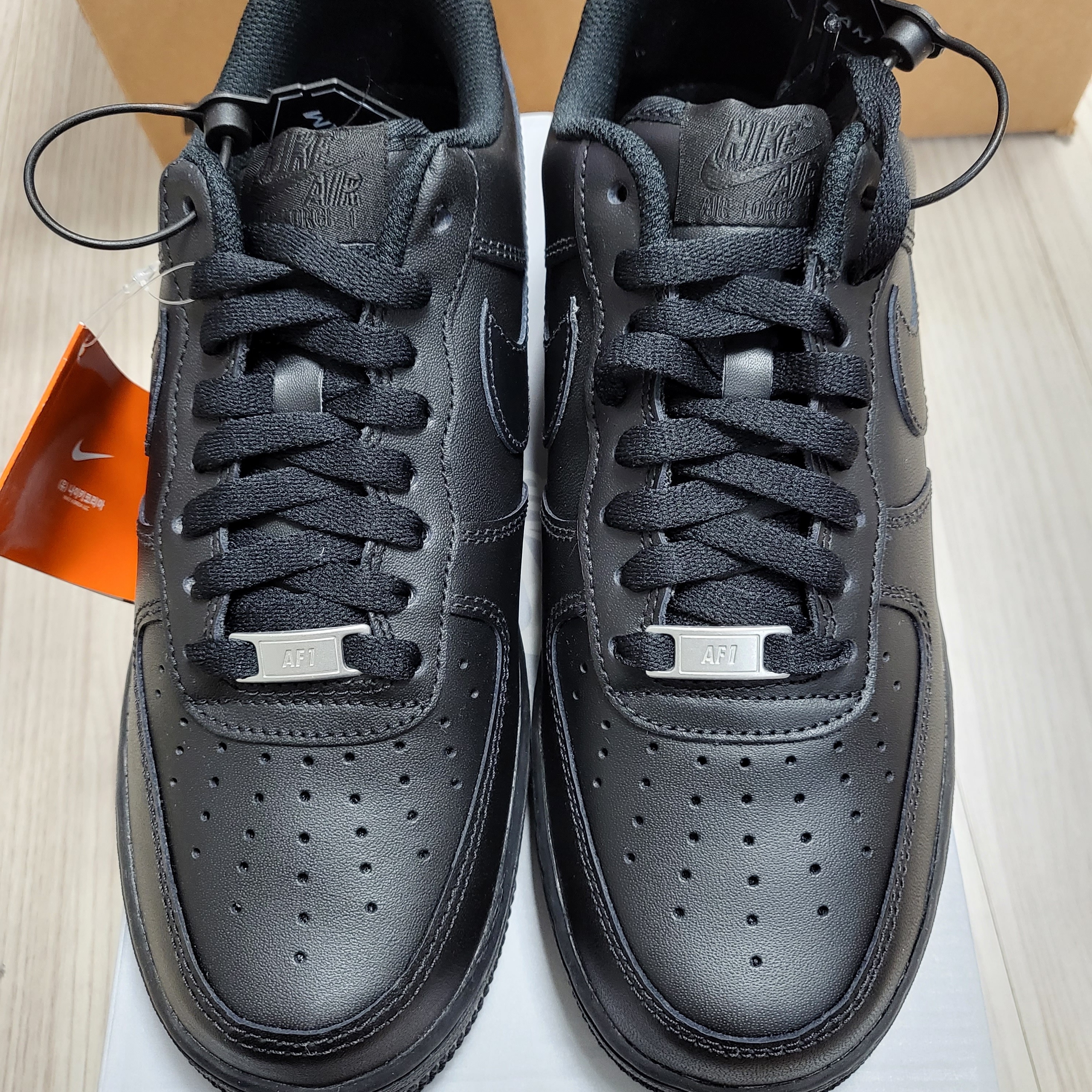 Nike Air Force 1 '07 Low Triple Black 착용 스타일 - 2