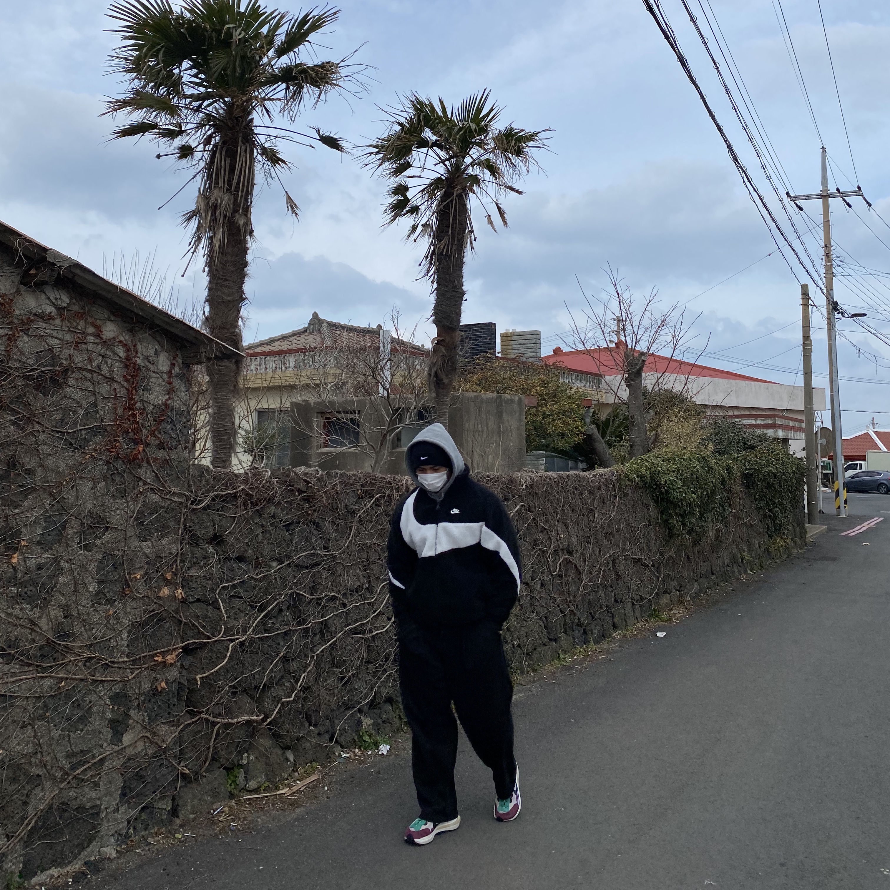 Nike x Sacai VaporWaffle String & Black Villain Red, Nike Big Swoosh Full Zip Jacket Black Sail 착용 스타일