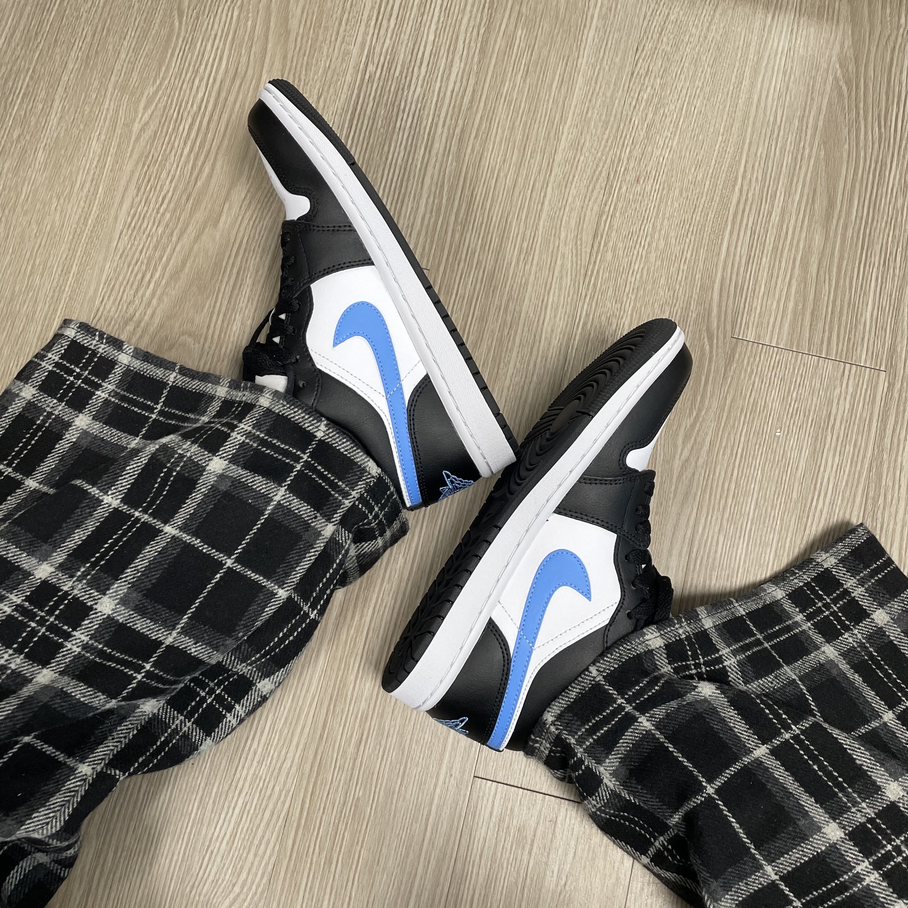 (W) Jordan 1 Low Black University Blue 착용 스타일