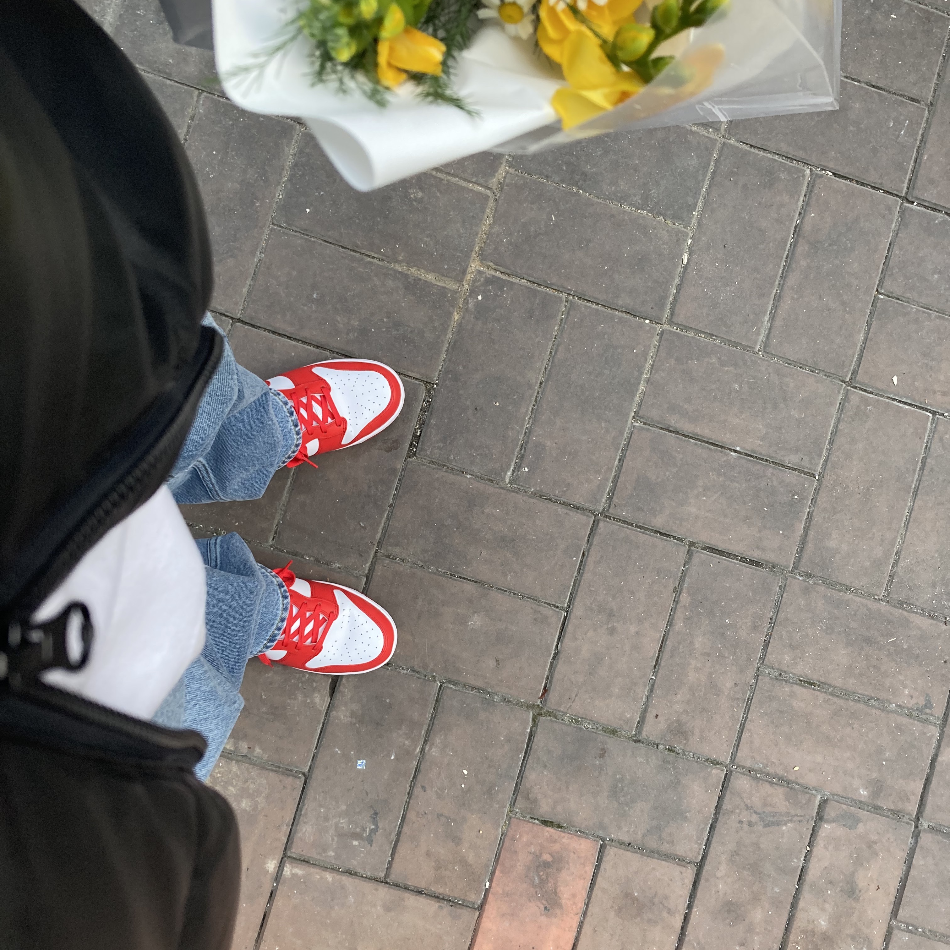IAB Studio x Lee Denim Jeans Indigo Navy, Nike Dunk High Retro Championship White and Red 착용 스타일