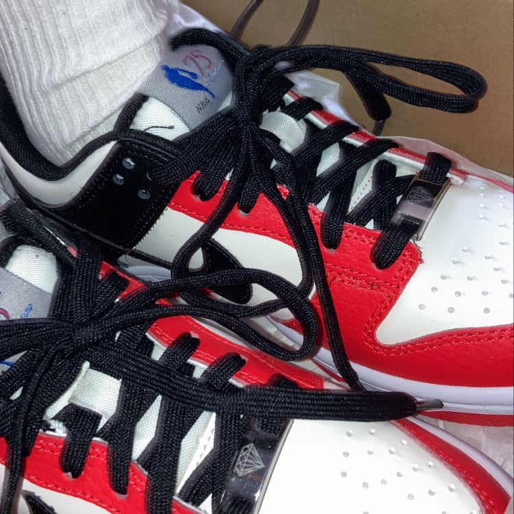 (GS) Nike x NBA Dunk Low Black and Chile Red 착용 스타일 - 1