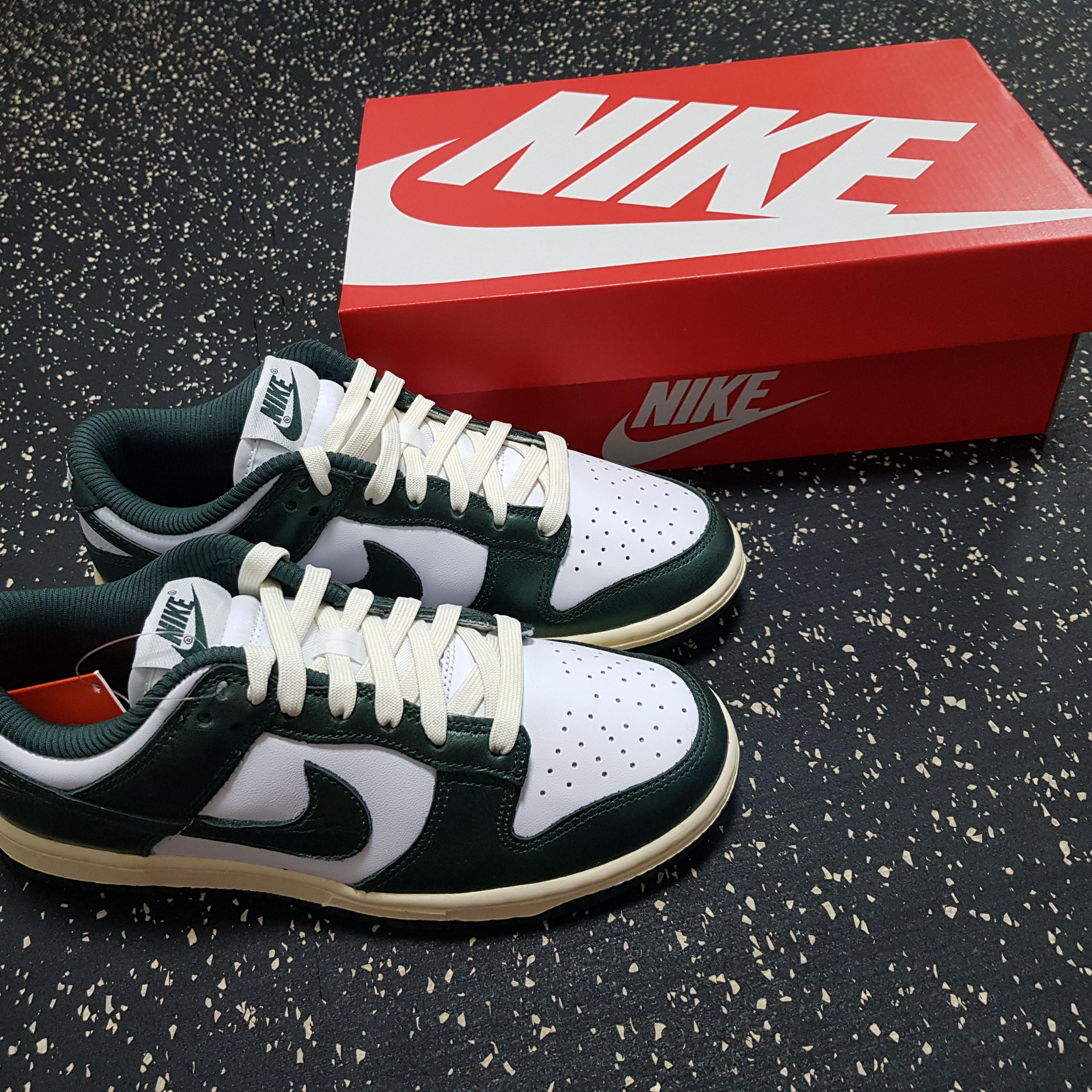 (W) Nike Dunk Low Vintage Green 착용 스타일 - 1
