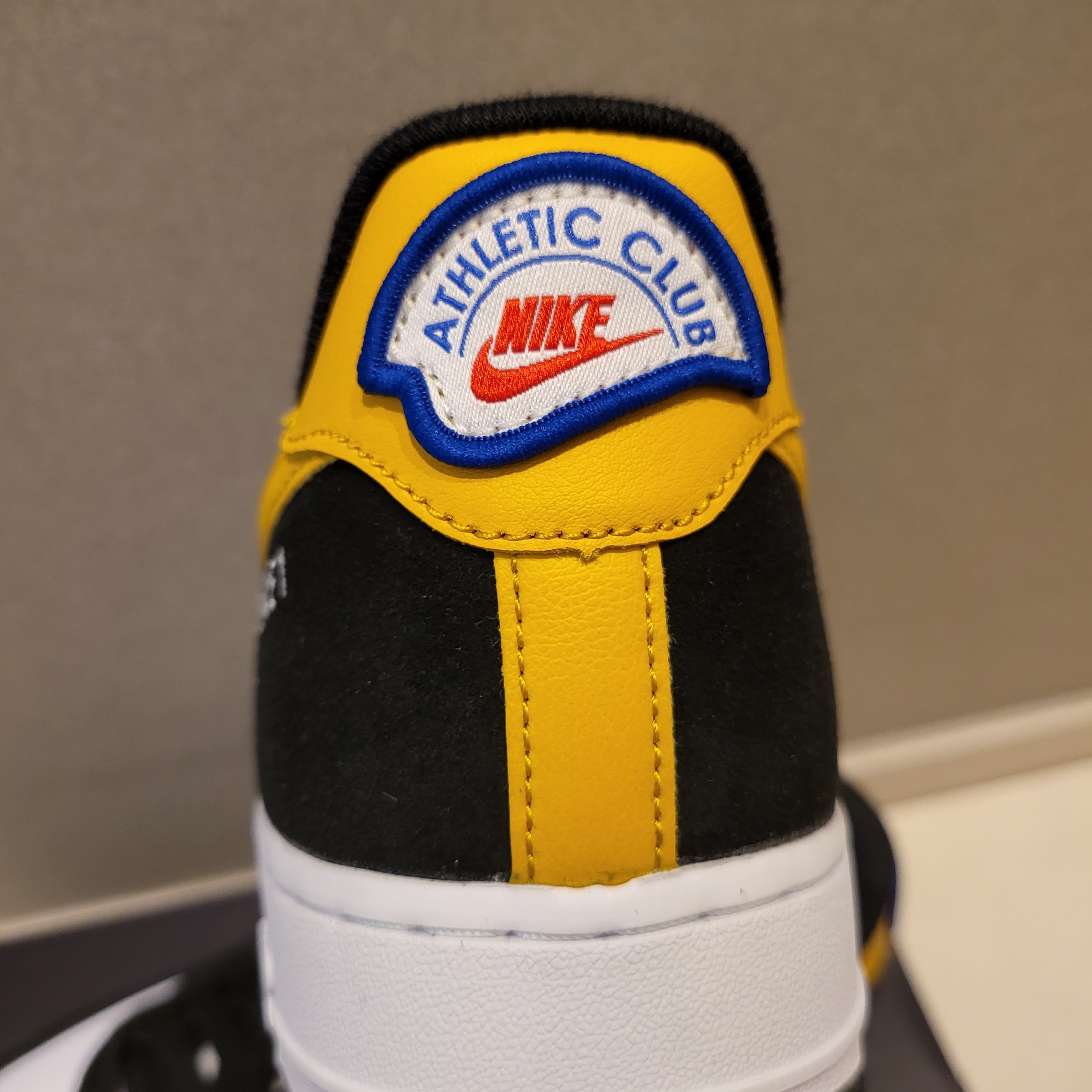 Nike Air Force 1 '07 LV8 Athletic Club Black Dark Sulfur 착용 스타일 - 4