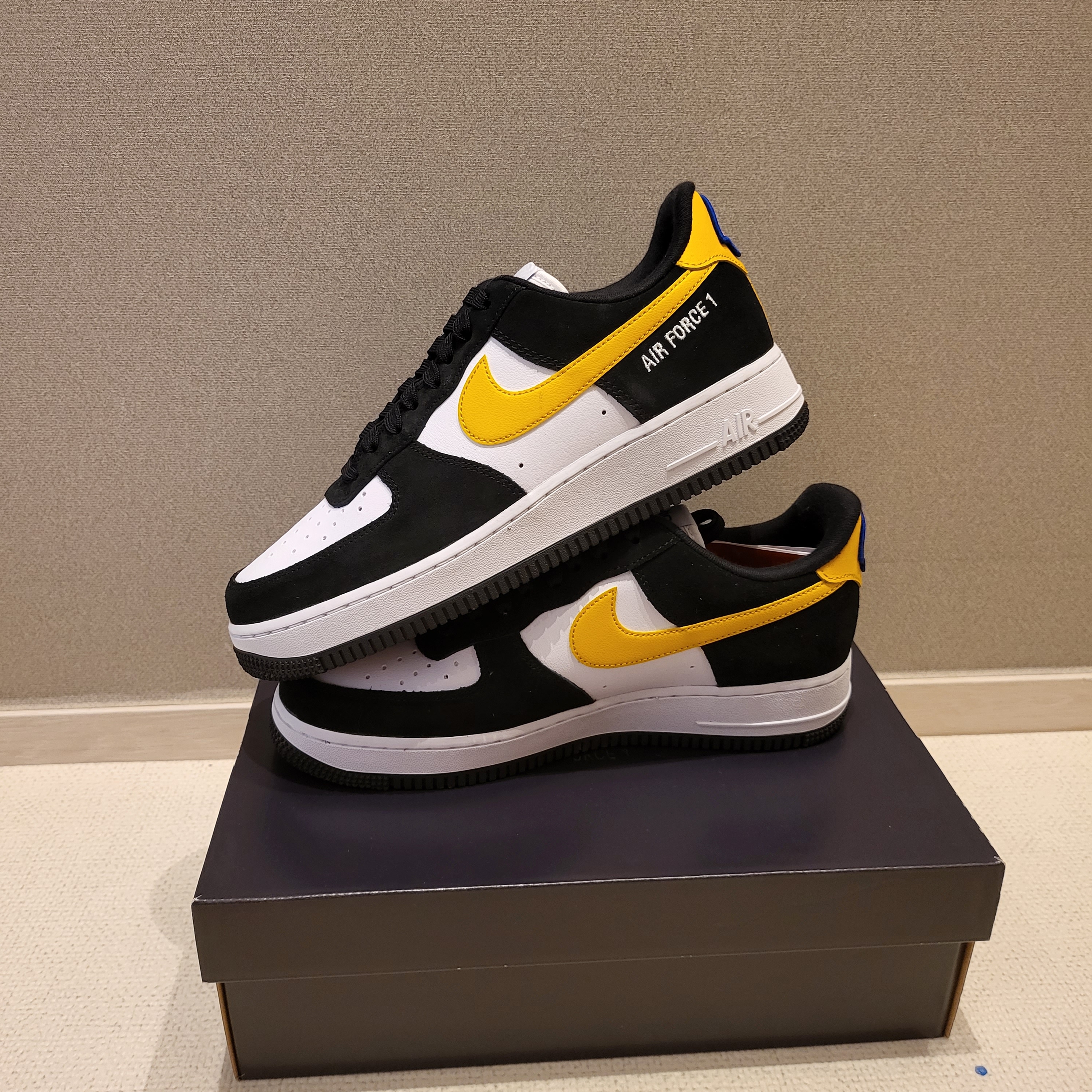 Nike Air Force 1 '07 LV8 Athletic Club Black Dark Sulfur 착용 스타일 - 2