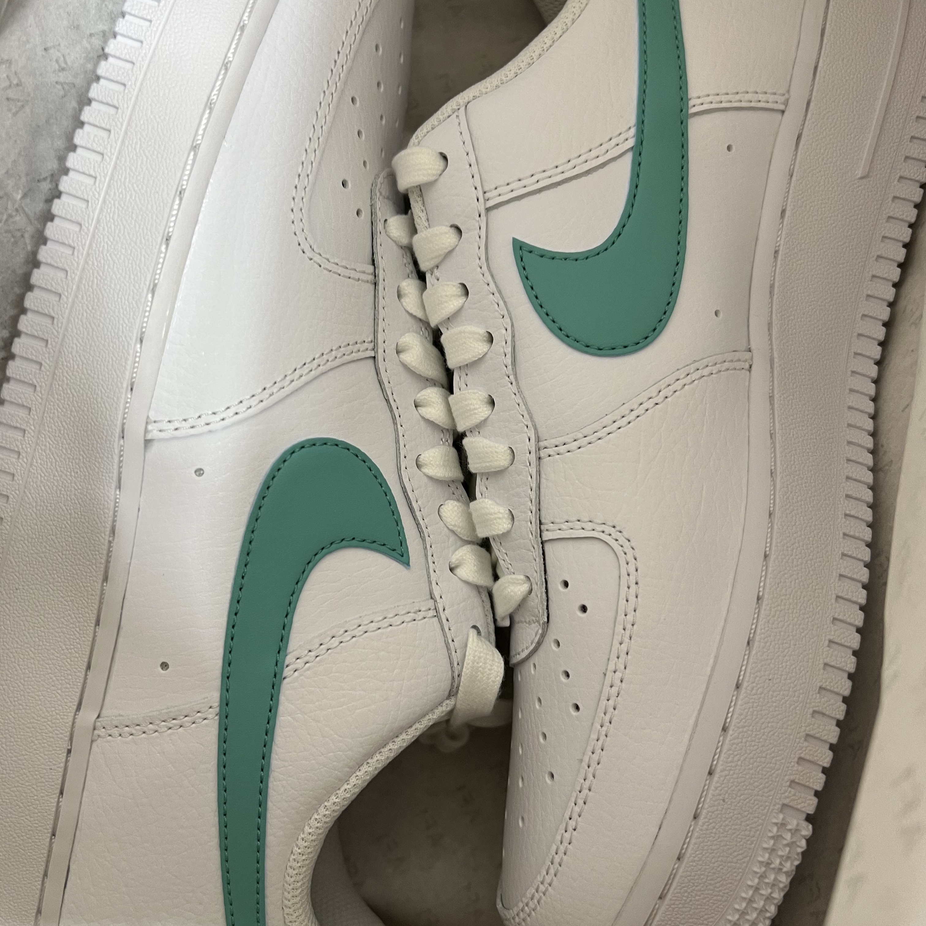 (W) Nike Air Force 1 '07 Low White Washed Teal 착용 스타일 - 2