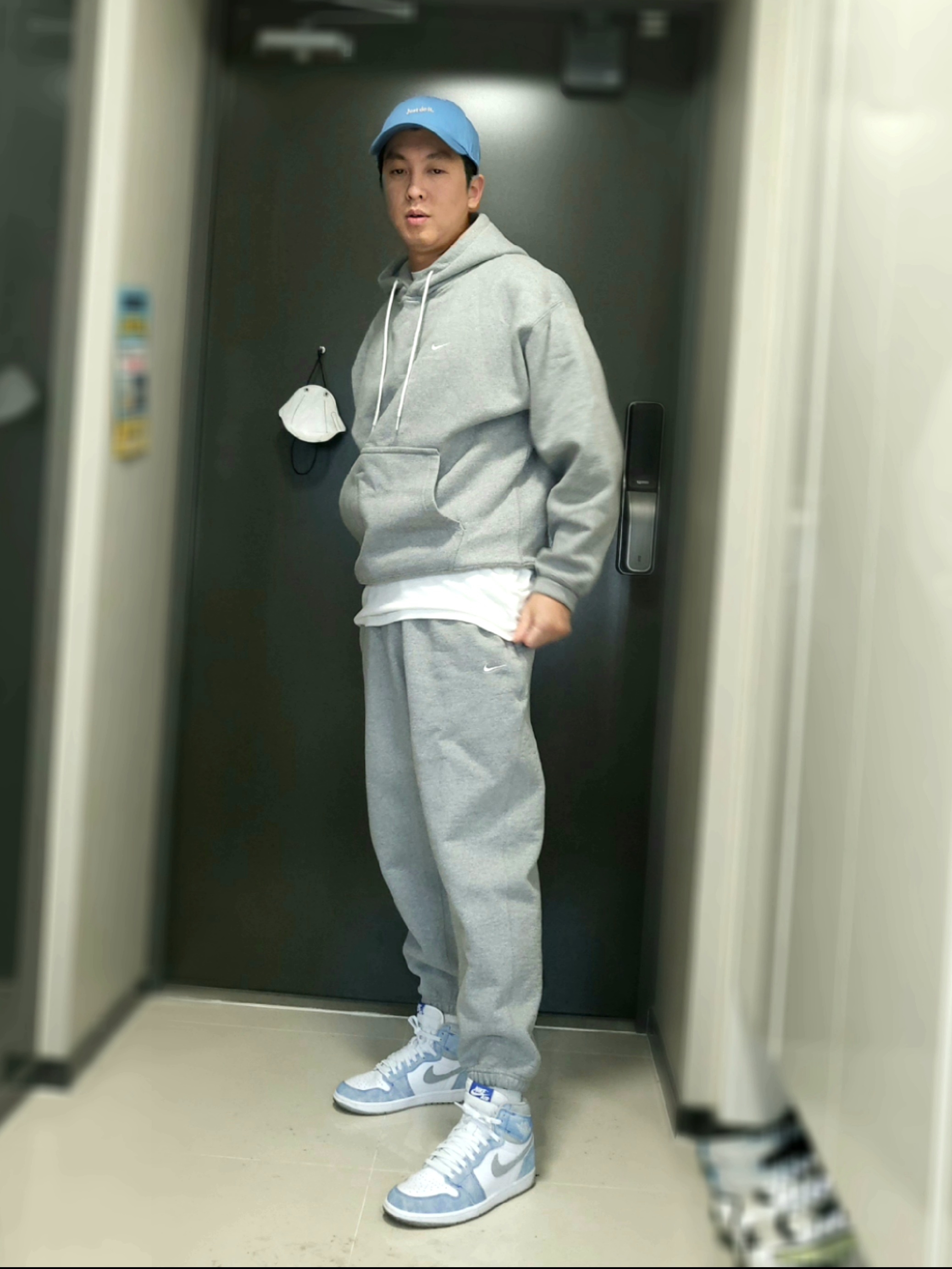 Nike NRG Solo Swoosh Fleece Pants Dark Grey Heather - Asia, Jordan 1 Retro High OG Hyper Royal 착용 스타일