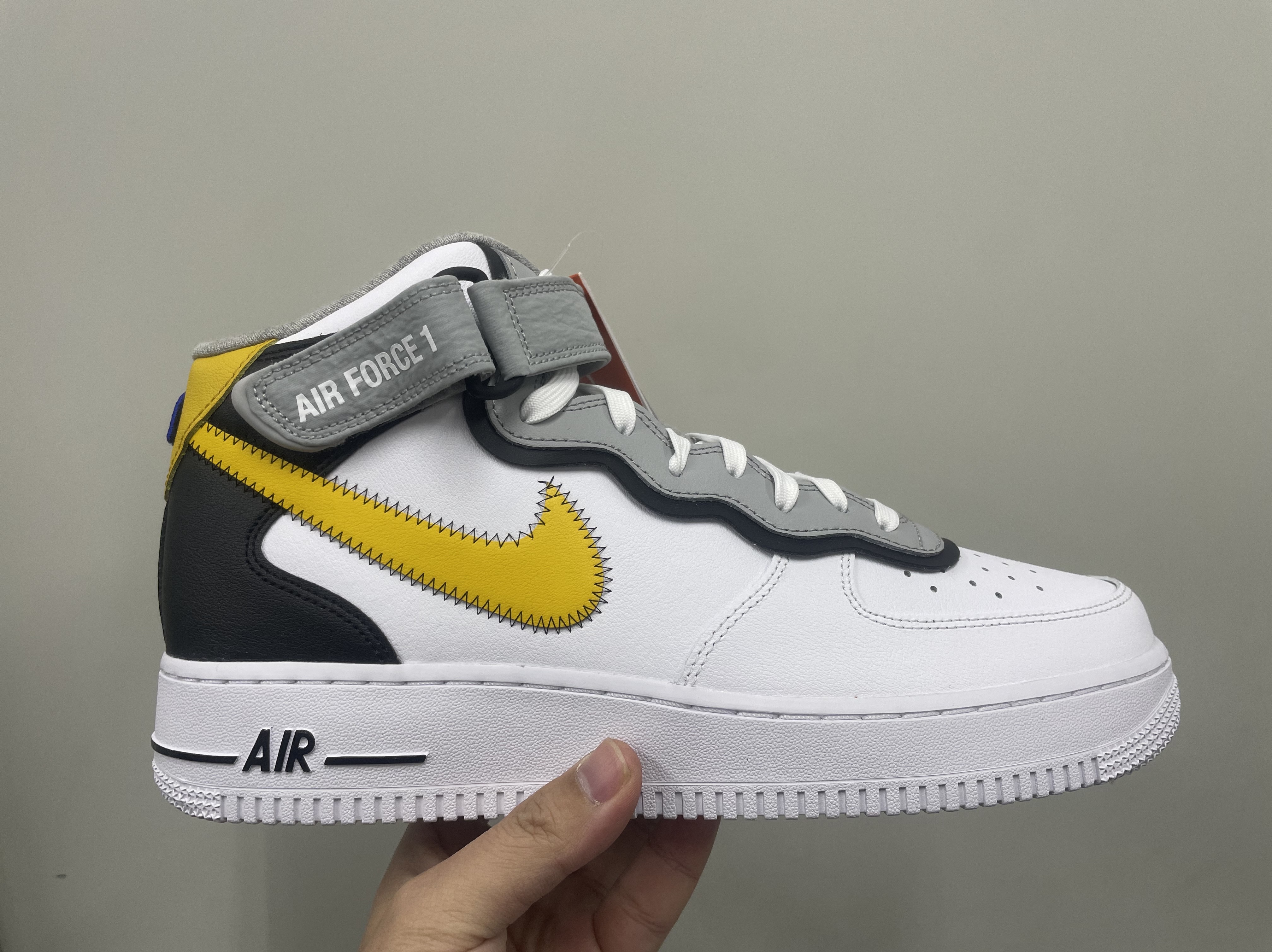 Nike Air Force 1 Mid '07 LV8 Athletic Club White Dark Sulfur 착용 스타일