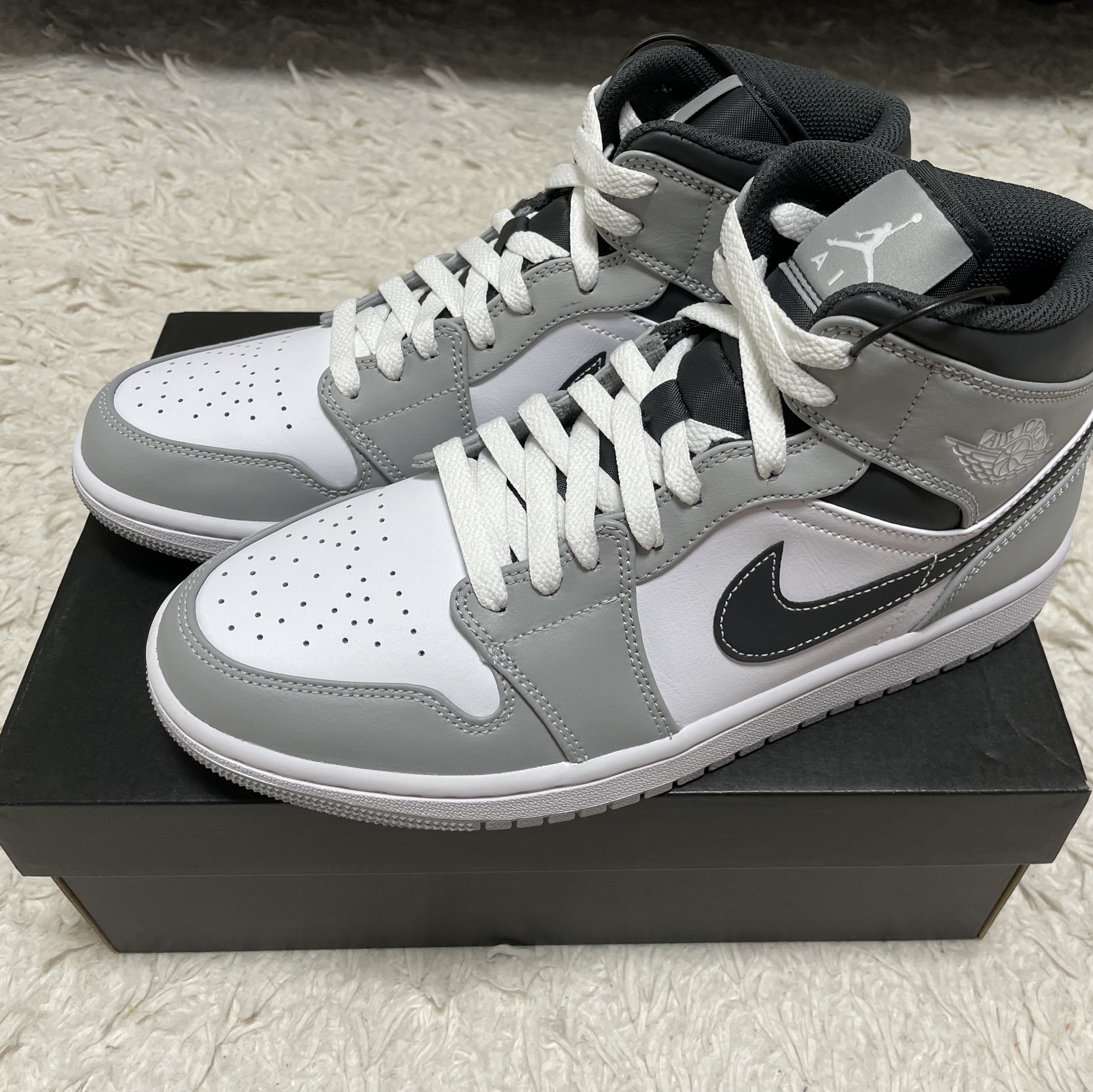 Jordan 1 Mid Light Smoke Grey Anthracite 착용 스타일 - 2