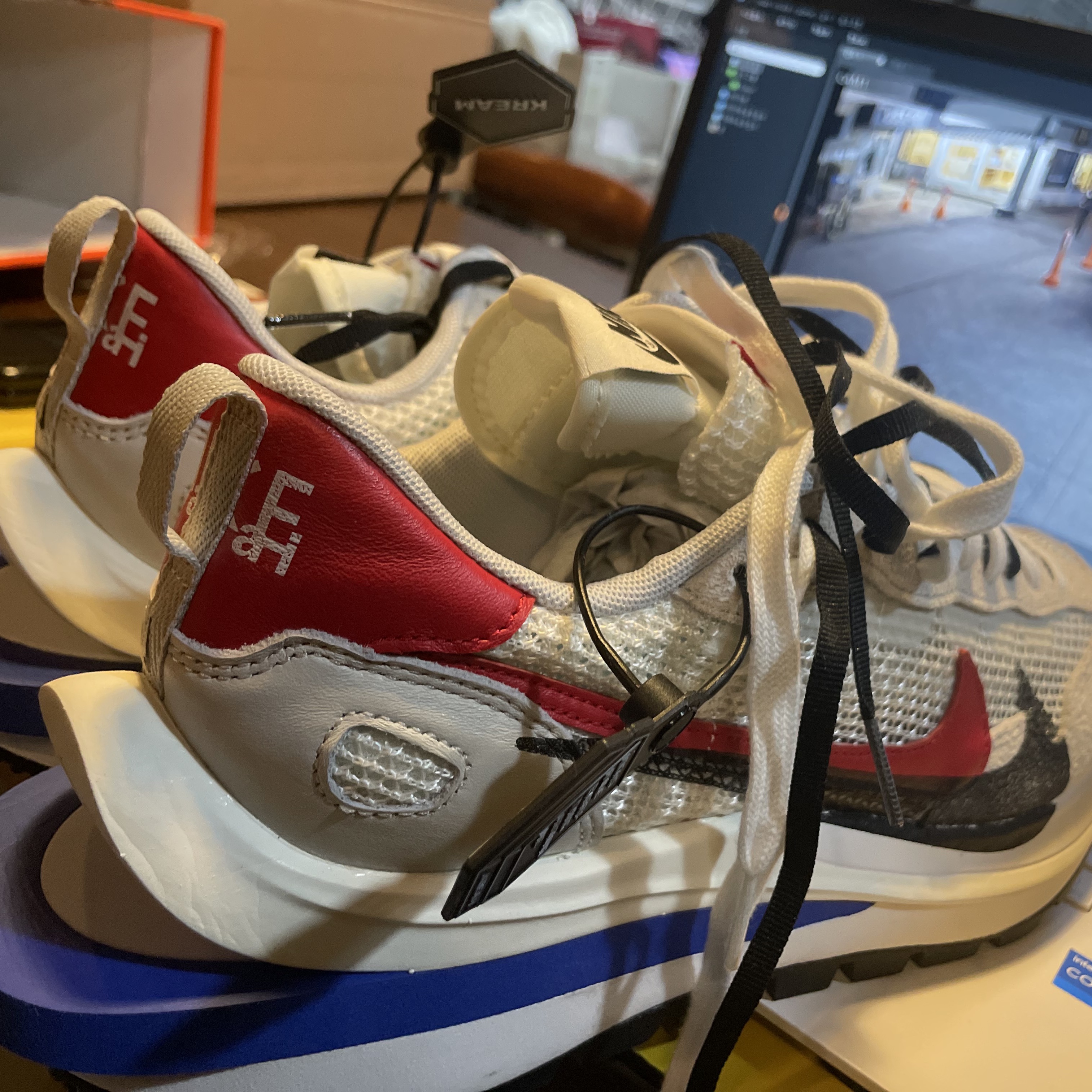 Nike x Sacai VaporWaffle Royal Fuchsia 착용 스타일