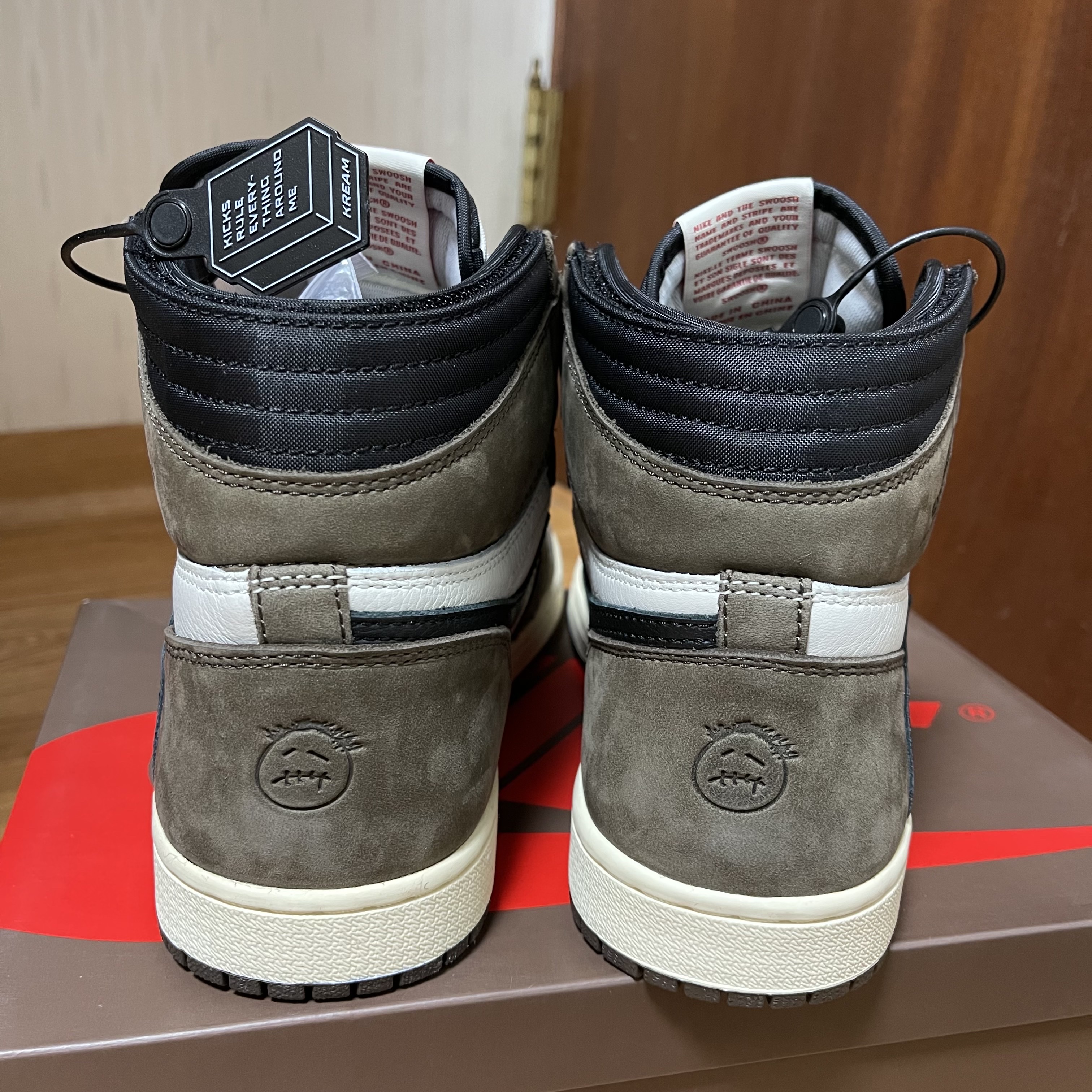 Jordan 1 x Travis Scott Retro High OG SP Mocha, Jordan 1 Retro High OG Black Mocha 착용 스타일 - 4