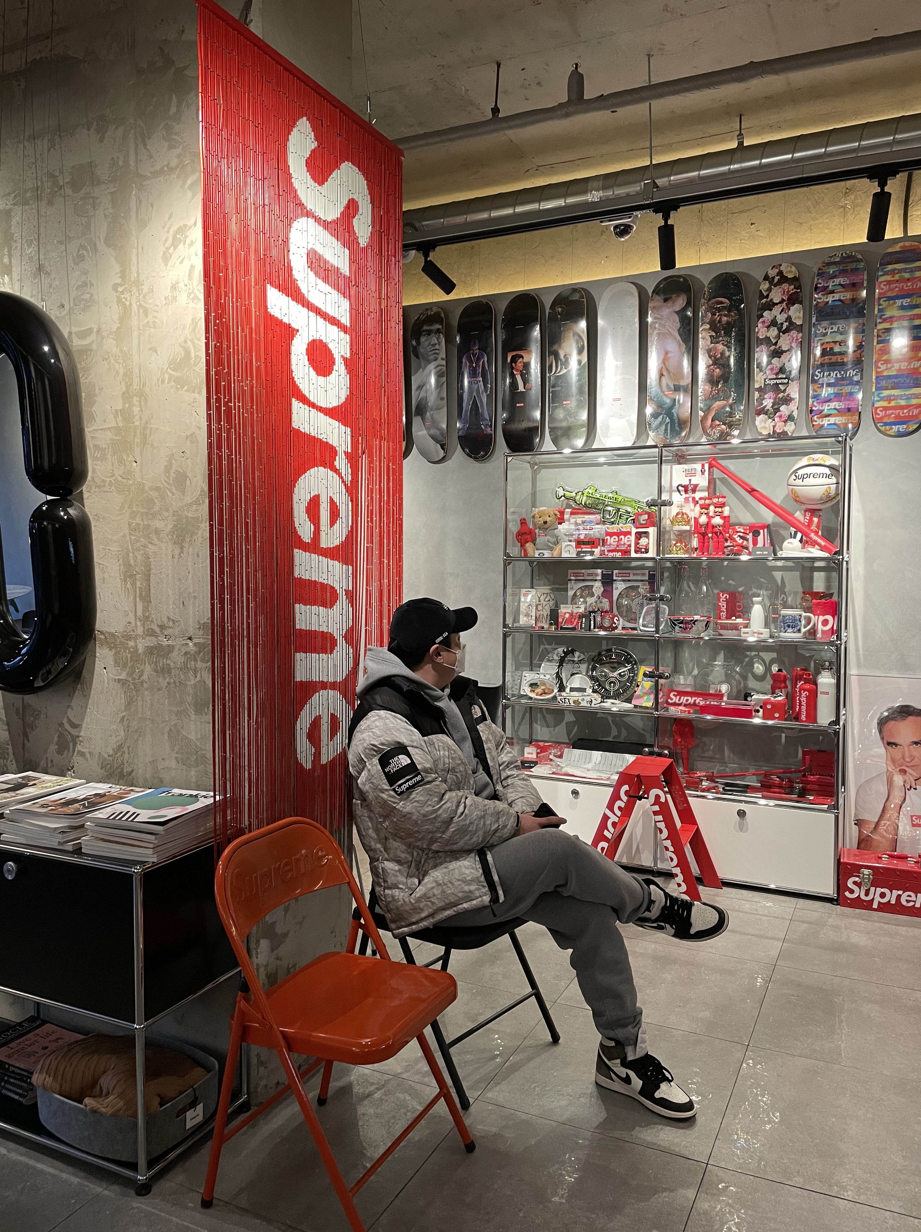 Supreme Gore-Tex Corduroy Classic Logo 6-Panel Black - 21FW, Supreme x The North Face Paper Print Nuptse Jacket - 19FW 착용 스타일