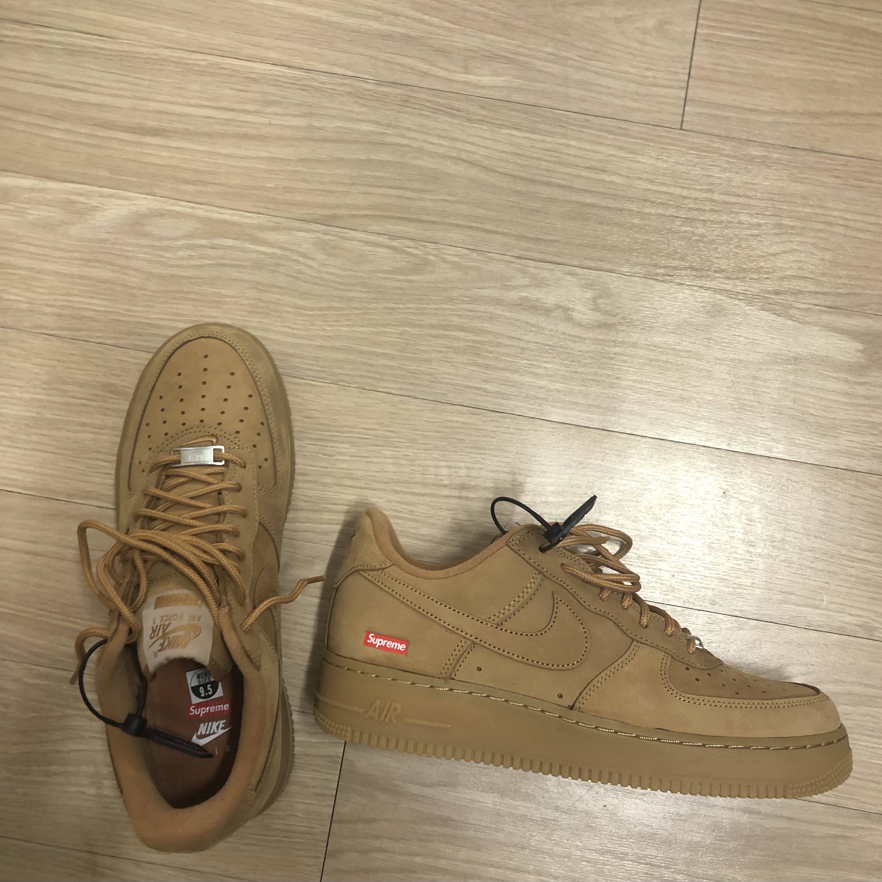 Nike x Supreme Air Force 1 Low Flax, Nike x Supreme Air Force 1 Low Black 착용 스타일 - 1
