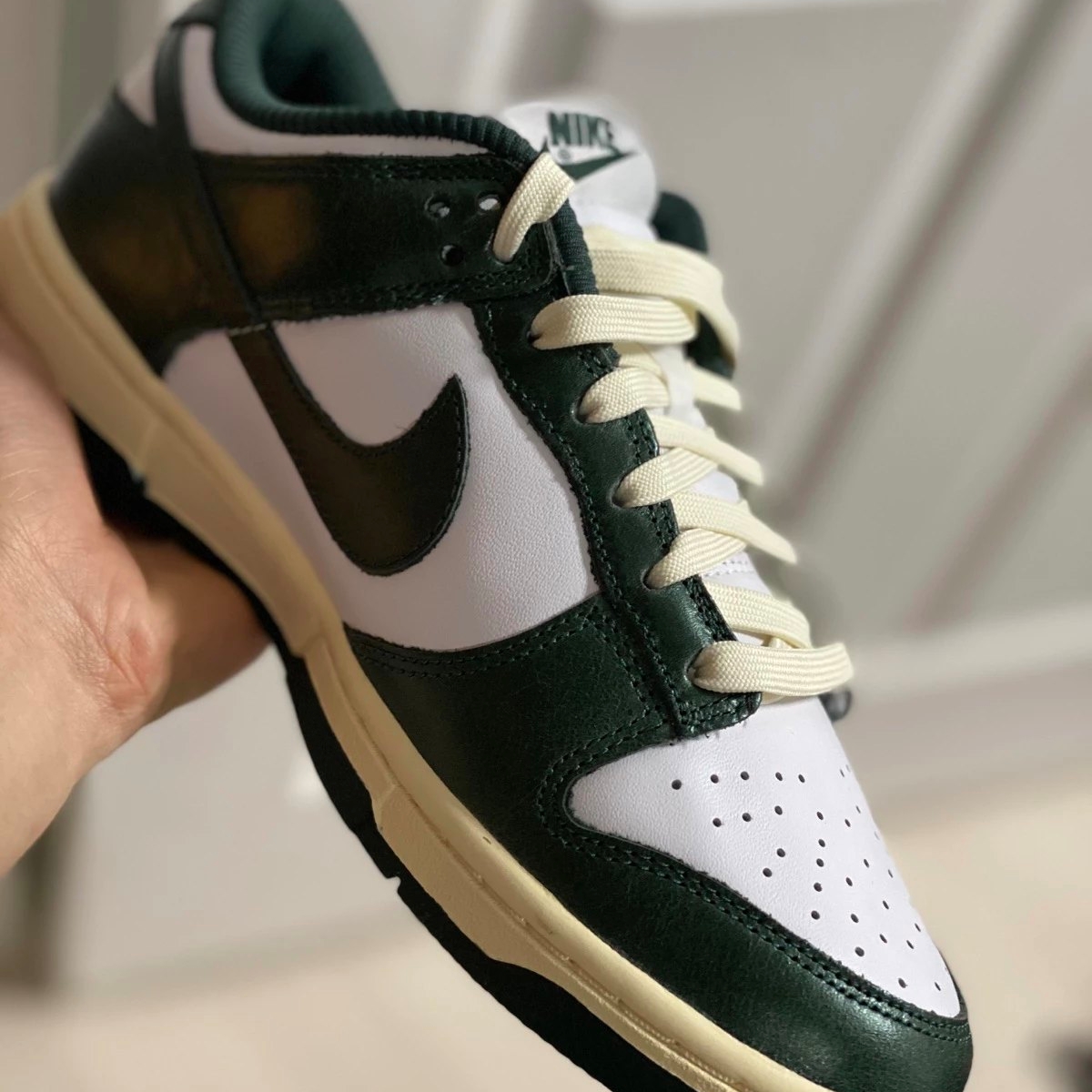 (W) Nike Dunk Low Vintage Green 착용 스타일 - 2