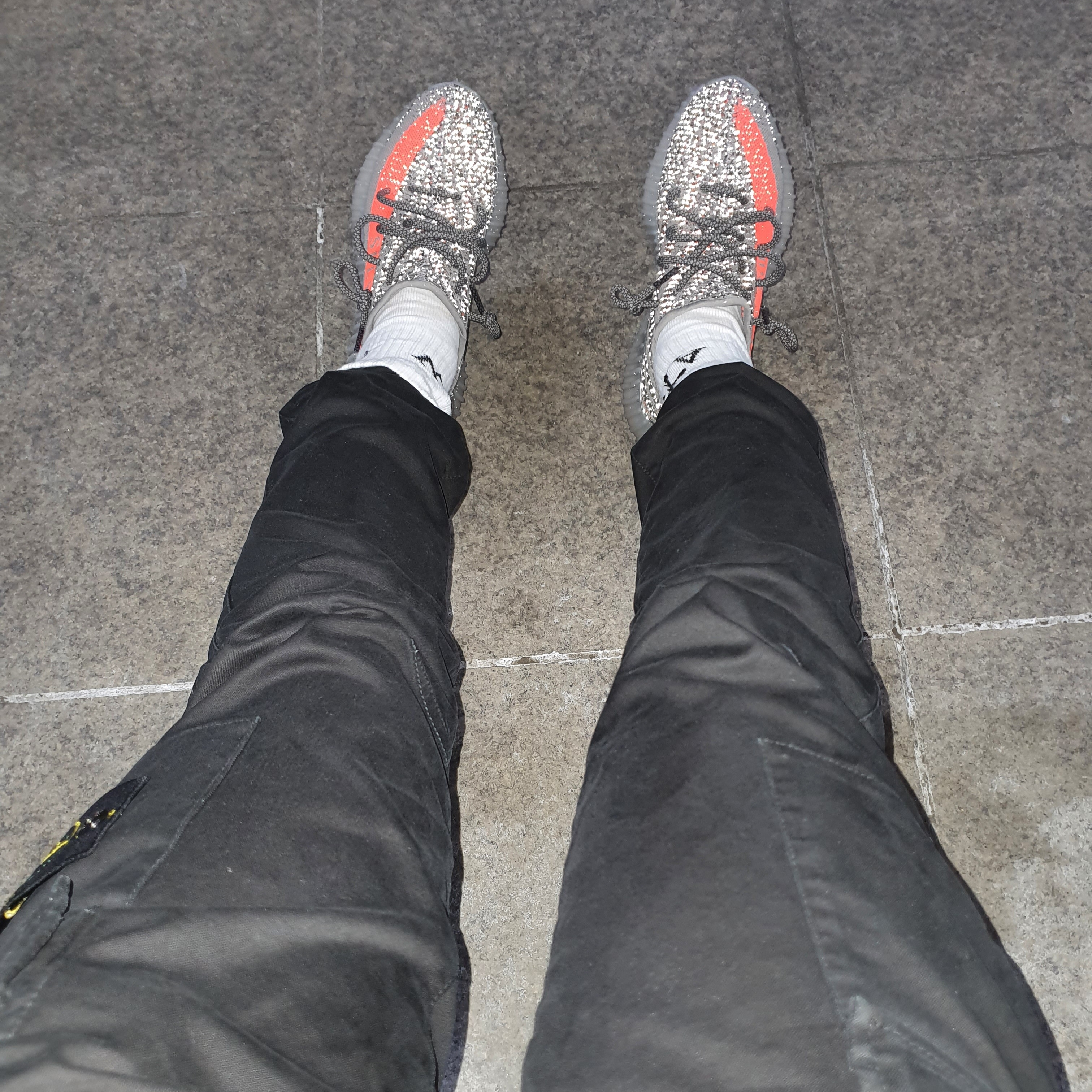 Stone Island 313L1 Old Dye Treatment Cargo Pants Black - 21FW, Adidas Yeezy Boost 350 V2 Beluga - Reflective 착용 스타일