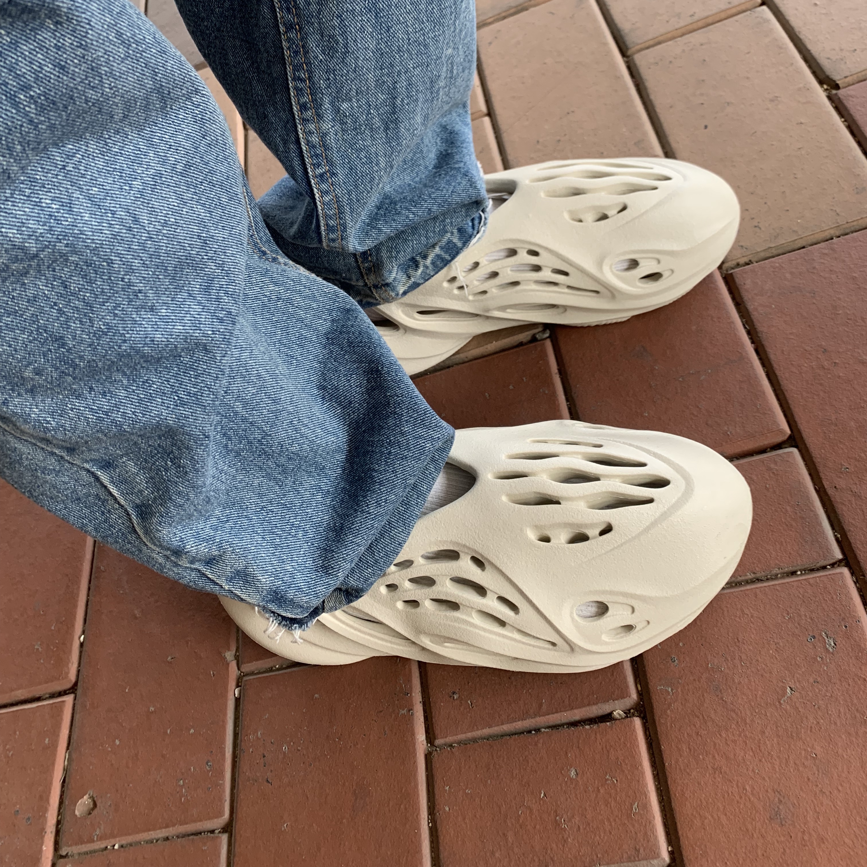 Adidas Yeezy Foam RNNR Sand 착용 스타일 - 1